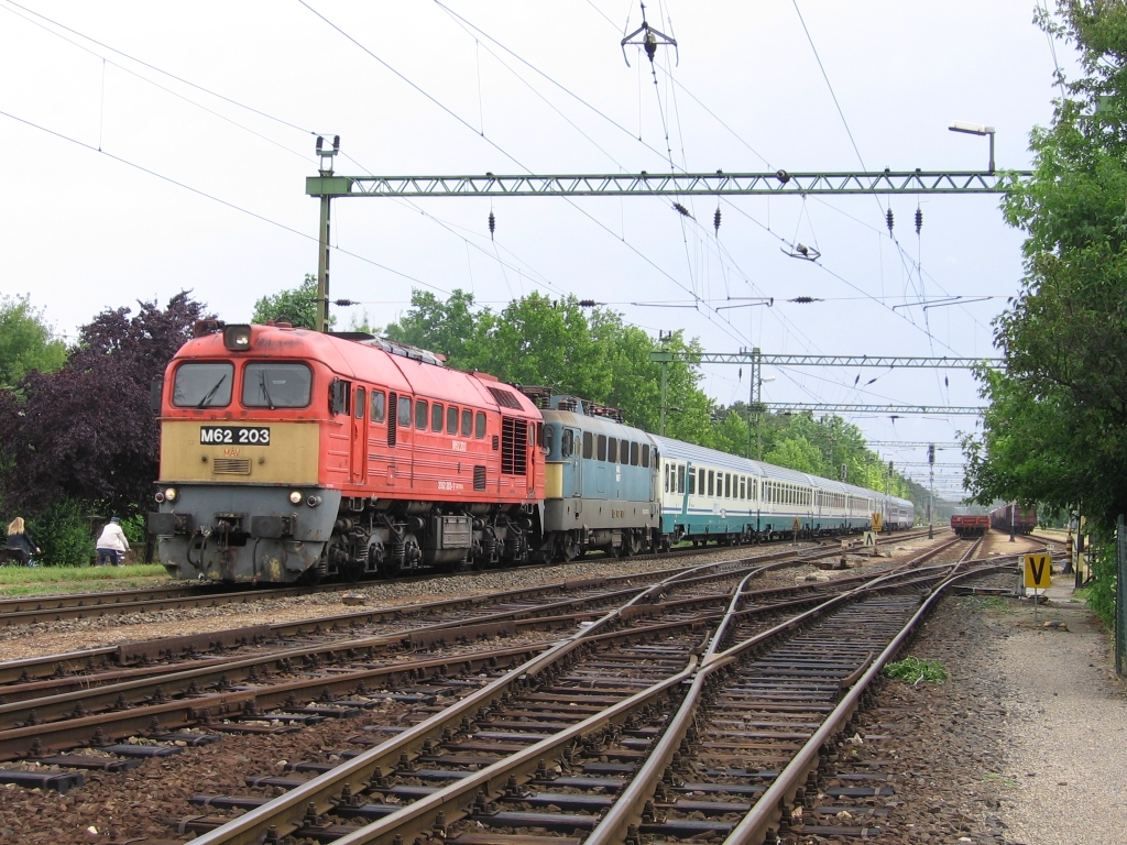 Húsz éve történt, beugró Szergejek a 30-as vonalon: 2006 júniusának utolsó napjaiban heves viharok söpörtek végig a nyugati országrészben. A széllökések következtében a Balaton déli partján, Siófok környékén számos helyen leszakadt a felsővezeték, vagy a sínekre dőlt fák akadályozták a közlekedést. Emiatt az érintett szakaszokon dízelmozdonyok továbbították a vonatokat, így újra dübörögtek a Szergejek a Balaton déli partján. Pintér Tamás felvételén a Goldoni EC a 203-as Szergejjel előfogatolva érkezik Siófok állomásra
