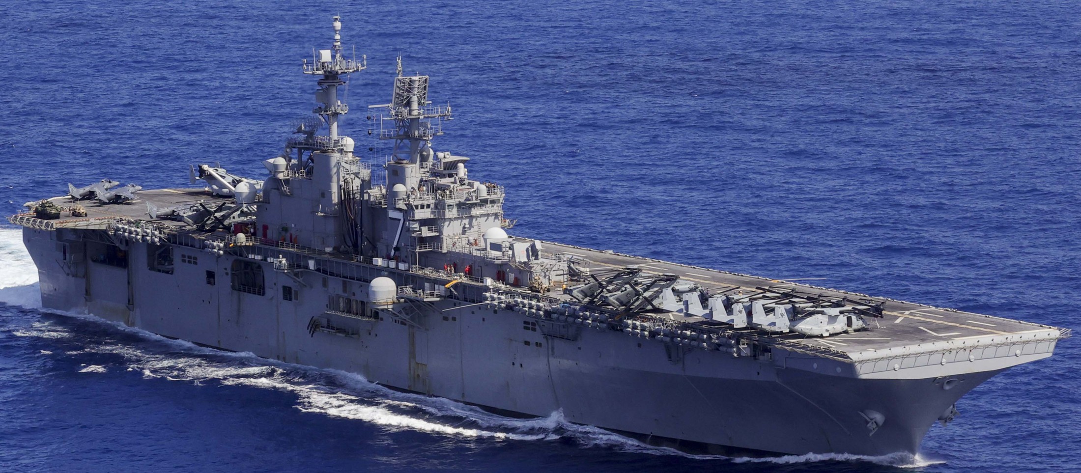 A USS Iwo Jima (LHD-7) a Wasp-osztályú egységek egyike. Gerincét 1997-ben fektették le, majd az Egyesült Államok haditengerészeténél 2001-ben állították hadrendbe. A hajó 257 méter hosszú, 34 méter széles, teljes vízkiszorítása körülbelül 41 ezer tonna, legnagyobb sebessége 22 csomó körül van. Fő feladata a partraszállás, az amerikai tengerészgyalogság mintegy kétezer katonáját dobhatja partra. Méretéből adódóan könnyű repülőgép-hordozóként is működhet: alkalmas az AV-8 Harrier II vagy F-35B Ligthning II repülőgépek fogadására (fotó: seaforces.org)