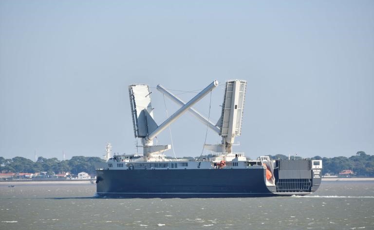 A Chantiers de l’Atlantique a felvételen félig csukott állapotban látható Solid Sail karbonárbocai az ugyancsak részben behúzott állapotú merevvitorlákkal