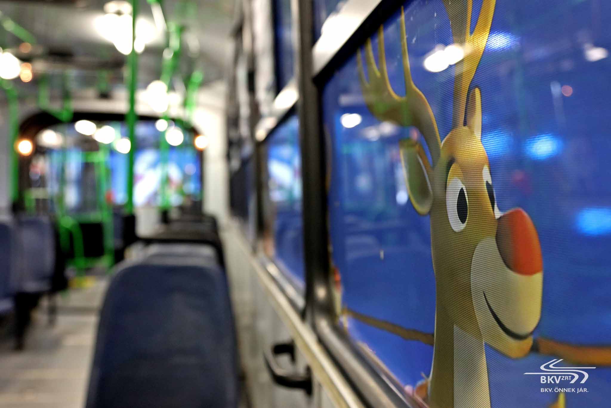 Kívül-belül karácsonyi hangulatot áraszt a régi Ikarus