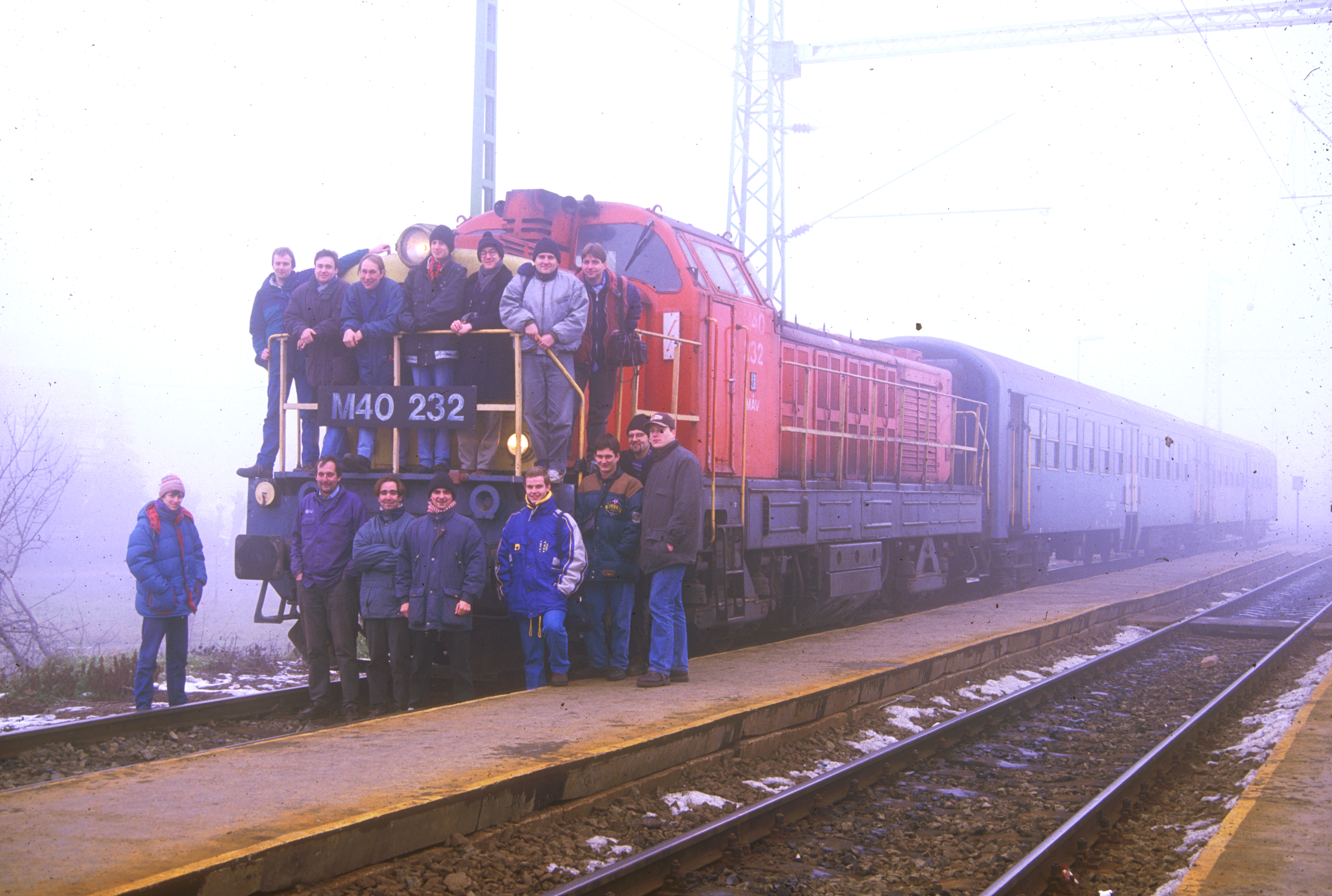 Mennyi arc, ismerős… Az 1998. december 20-án közlekedett különvonat fagyoskodó, de korántsem fagyos hangulatú utasai a fóti fotón