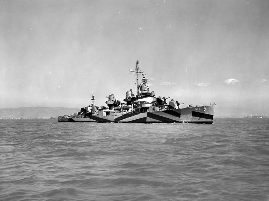 Az amerikai haditengerészet USS Dyson (DD-572) rombolója a kaliforniai partoknál 1944. szeptember 30-án. A Mare Island haditengerészeti hajógyárban elvégzett karbantartása során a hajót 31-es álcázómintás, 16D mintás festéssel látták el
