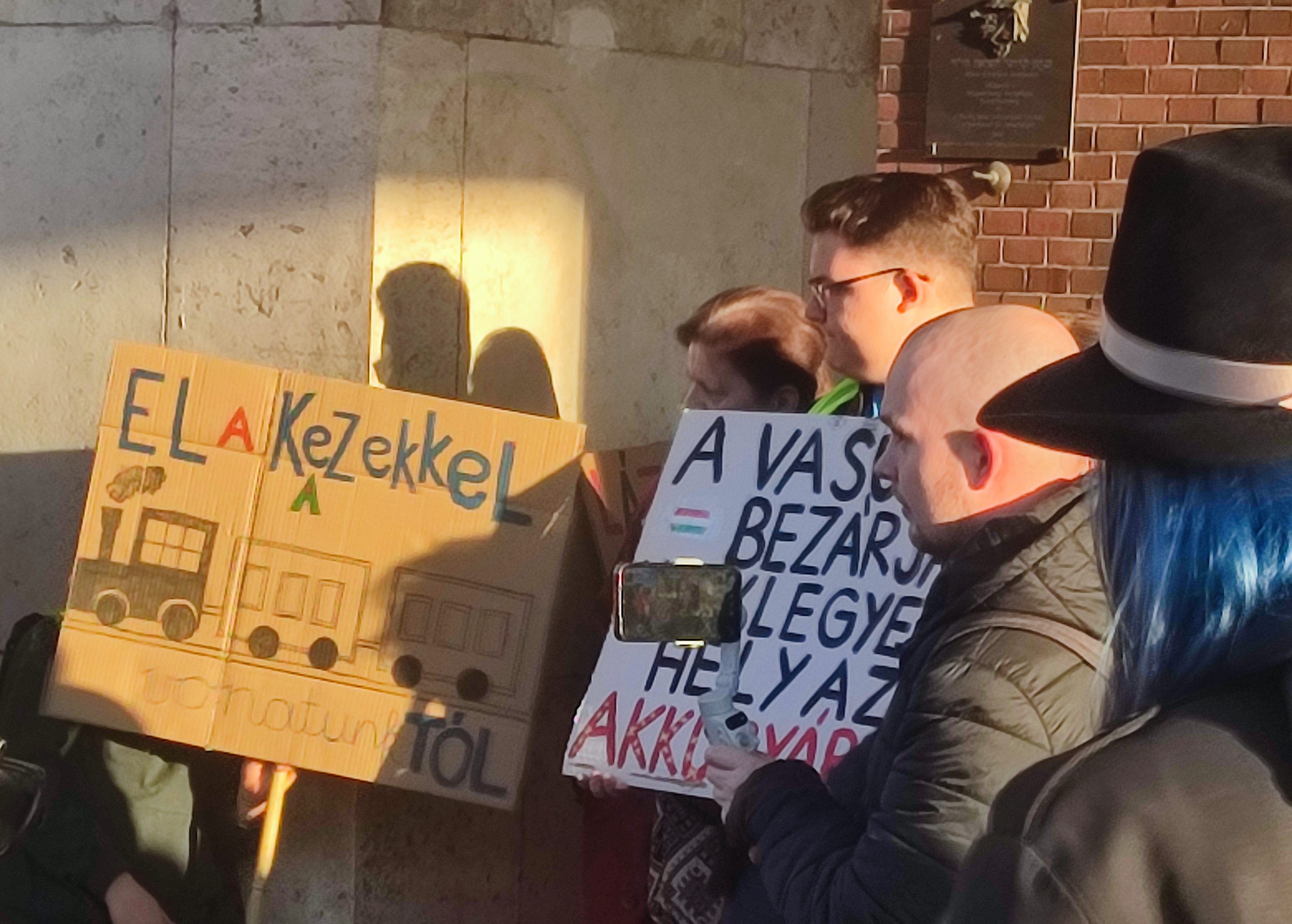 A tiltakozó gyűlést a CATL-projekttel is elégedetlen Mikepércsi Anyák a Környezetért Egyesület hirdette meg (fotó: Szabó István)