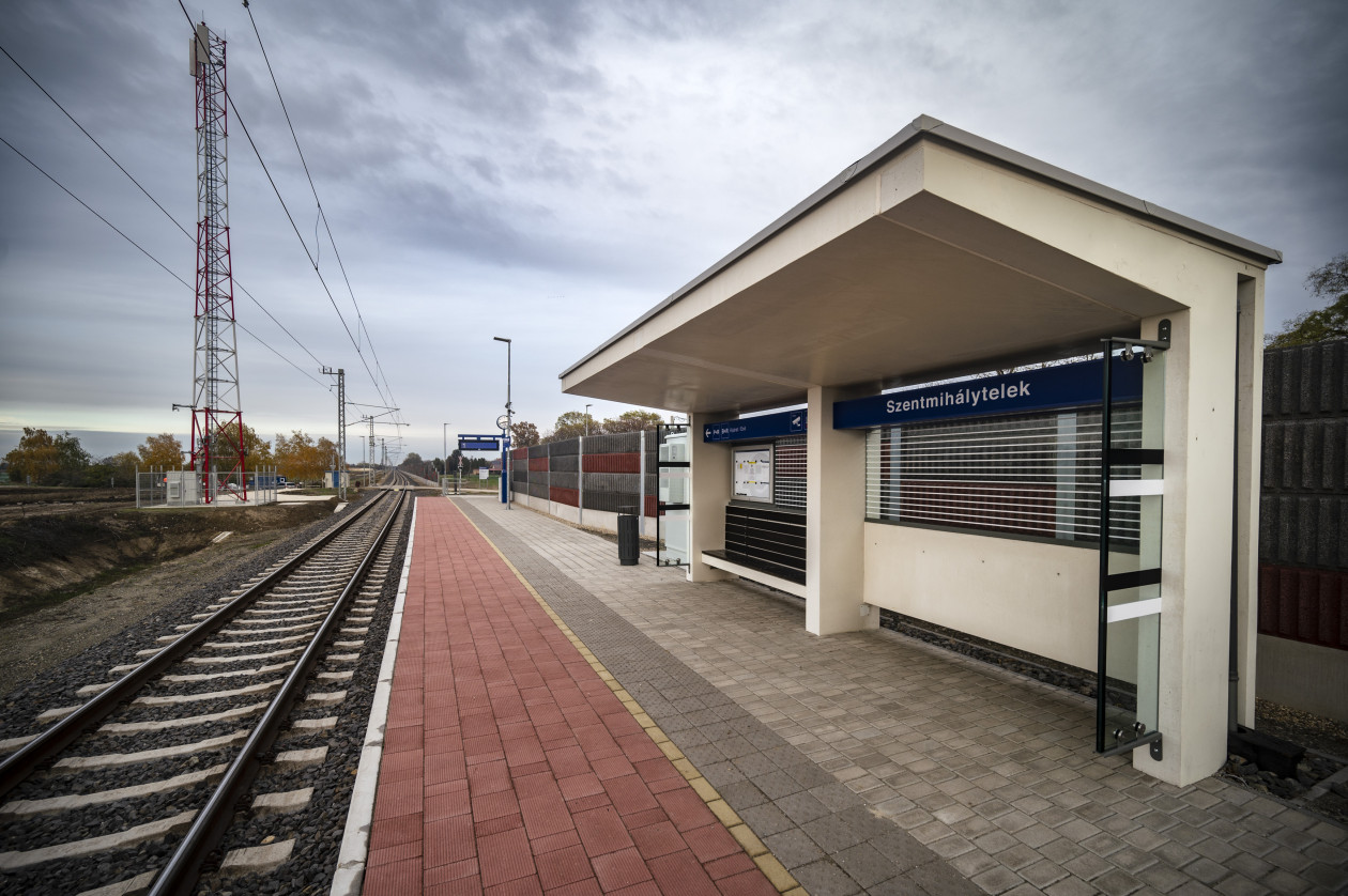 A 136-os vonalon új megálló is épült Szentmihálytelek névvel (fotók: MÁV-Start Zrt.)