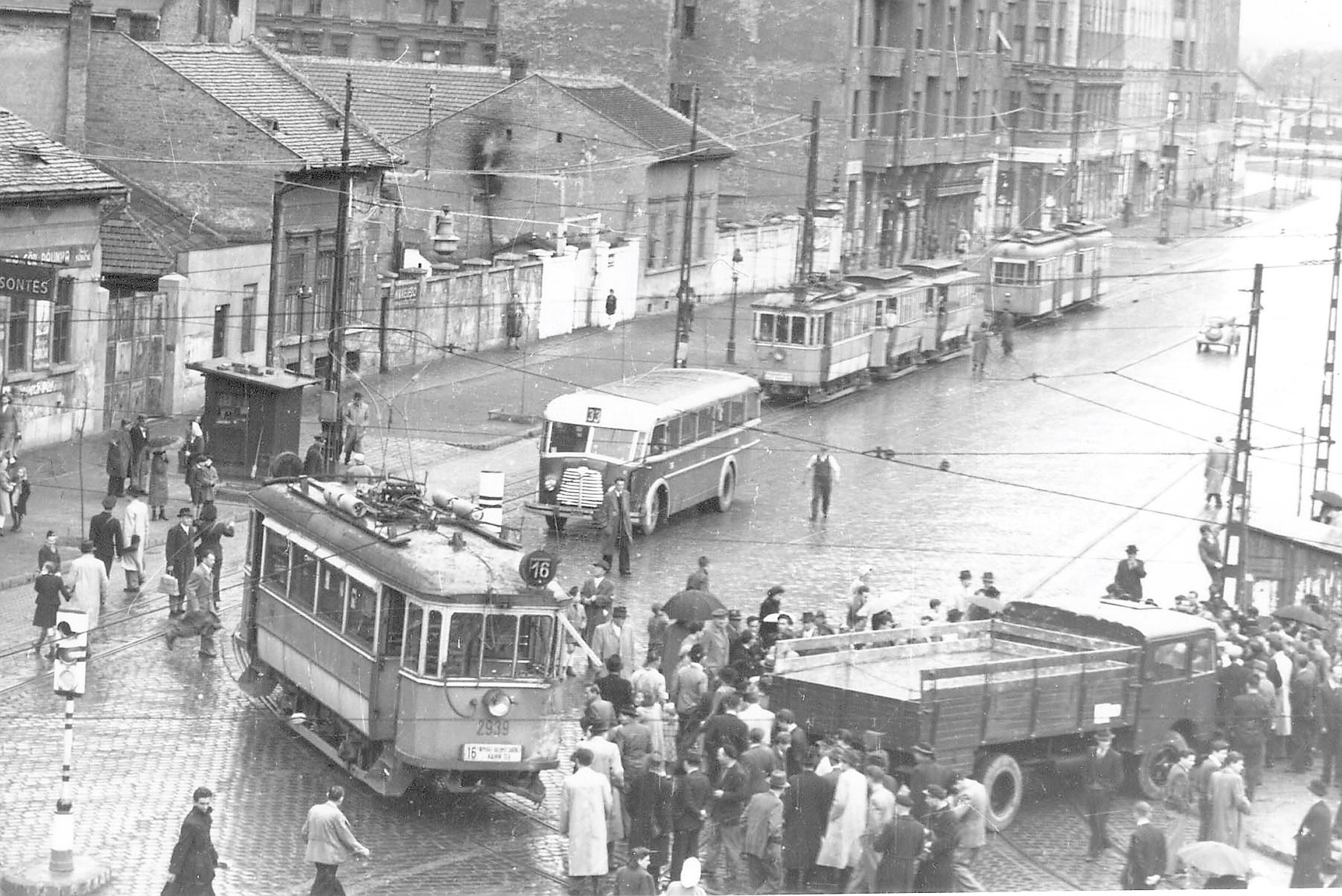 Forgalmi esemény a Baross kocsiszín előtt, közvetlenül a Baross utcai vonalrész 1953. évi megszüntetése előtt