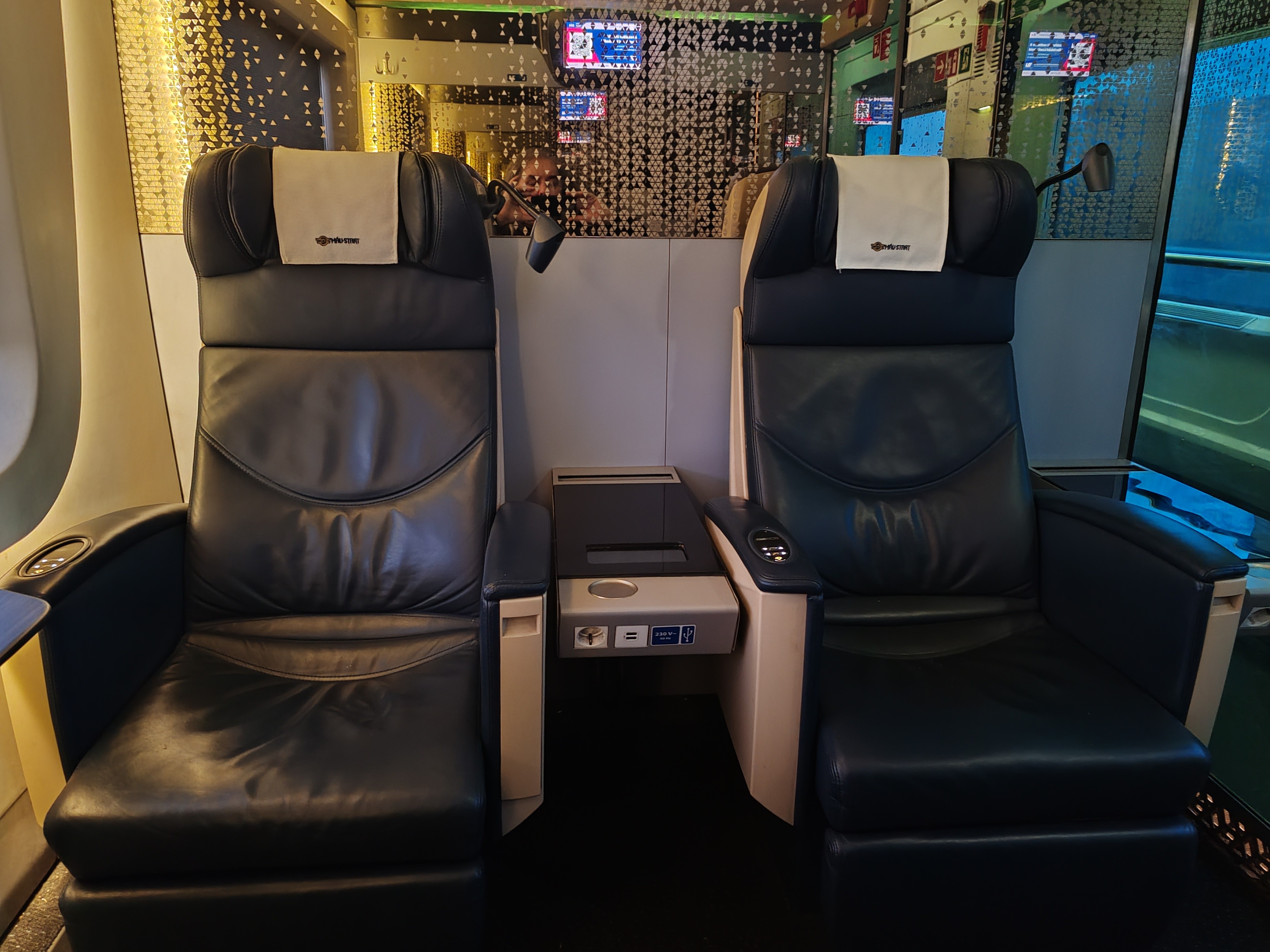 Milyen előzmények után huppan az egyszeri utas a prémium szakasz műbőrülésébe? A simontornyai, a képernyőérintésre megfontoltan reagáló jegyautomatában vett helyjegyet az IC-re, de a masina másodosztályra nem kínált fel ilyet. Aham, nyilván elfogyott – vélte, akkor nézzük meg az első osztályt. És lám! Különbözeti díj plusz prémium helyjegy az annyi, mint 2990 forint, a készülék hibátlanul ad vissza tízesből. Az IC-s kv közben, a délceg jegyvizsgáló közléséből derül ki, a Dombóvár–Pécs szakaszra, másodosztályra nem szükséges helyjegyet váltani, de, ha már mégis... Lehetett kényelemben utazni