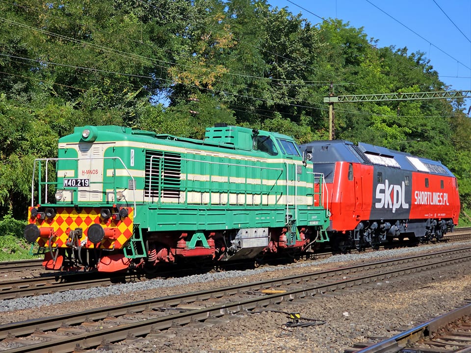 Rajkától Győr rendezőig egy RCH vonatba volt belesorozva a bérmozdony, Győr rendezőtől pedig a RailTours Púposa hozta. A kép Szárligeten készült a Vasúttörténeti parkba tartó menetről (fotó: Fekete Márk)