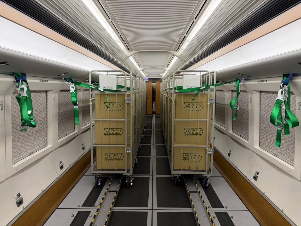 A csomagok és ládák megfelelő szállításához csúszásmentes padlót és rögzítőpántokat szereltek be (kép forrása: rollingstockworld.com)