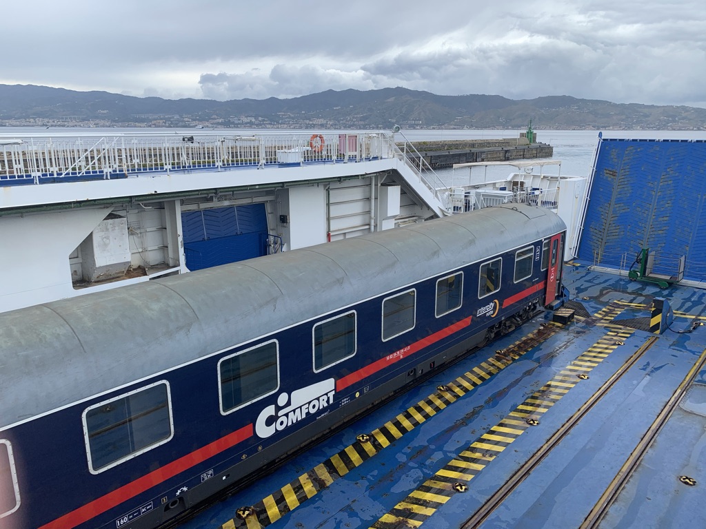 Különleges élményt nyújt a vonattal történő átkompolás Szicíliába (kép forrása: rail-away.com)