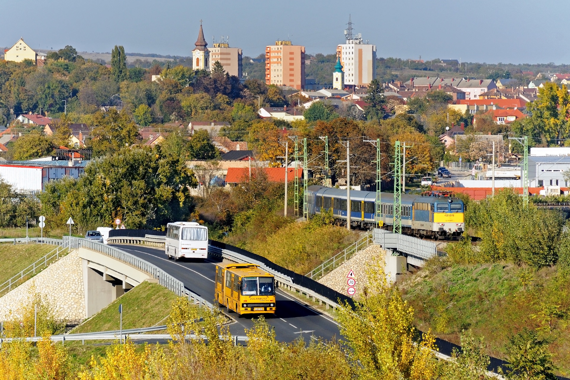 Rögtönzött retró pillanat Várpalota határában. A GMY-382-es rendszámú 280.40-es Pétfürdőre iparkodik, míg a hófehér HSX-340 pedig Várpalota buszpályaudvarára. Mellettük a 906-os Bakony Intercity robog Szombathely felé élén a 1078-as Szilivel