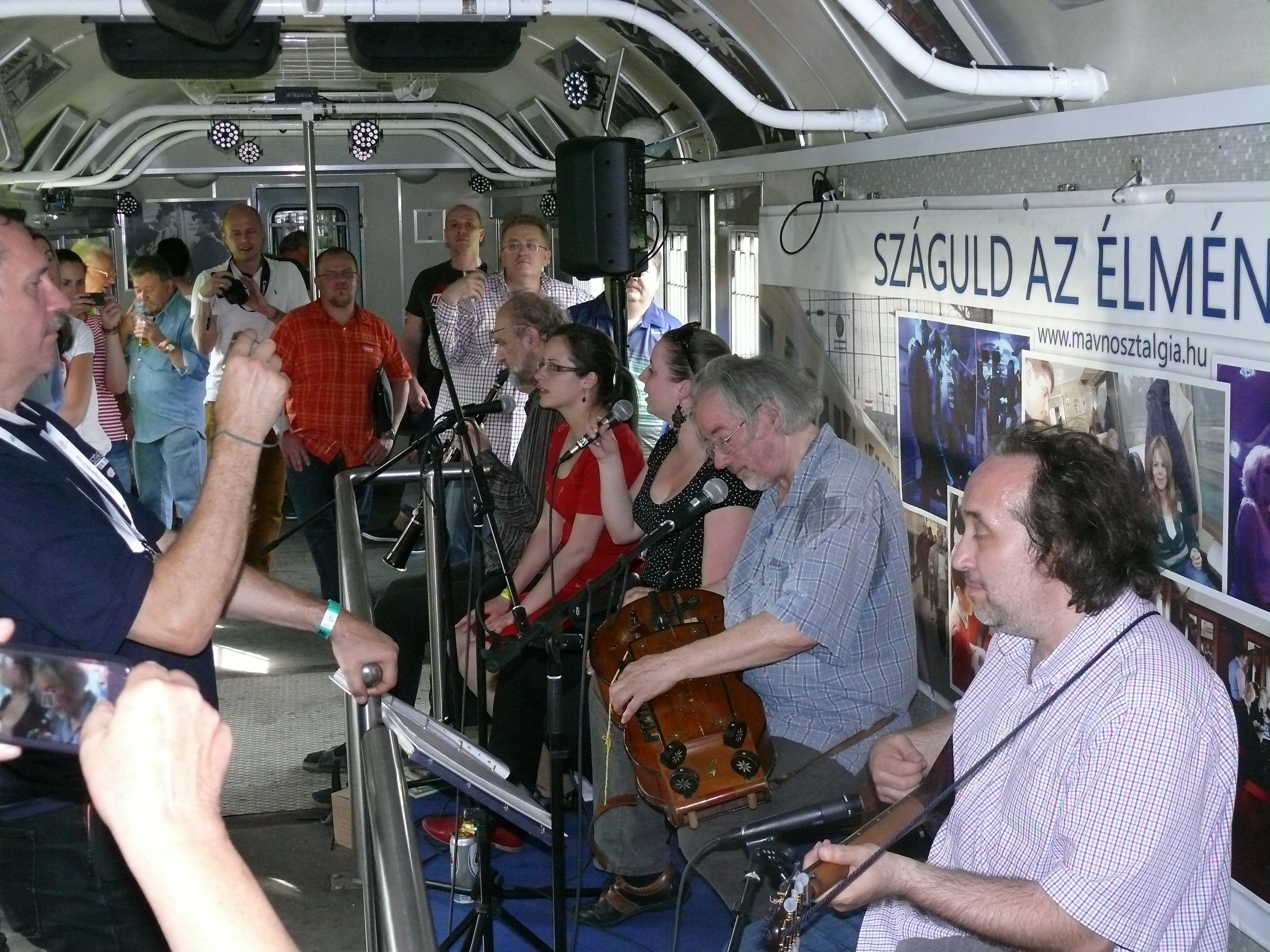 A Sebő zenél a MÁV Nosztalgia legendás Orfeum-kocsijában (fotó: Kemsei Zoltán)