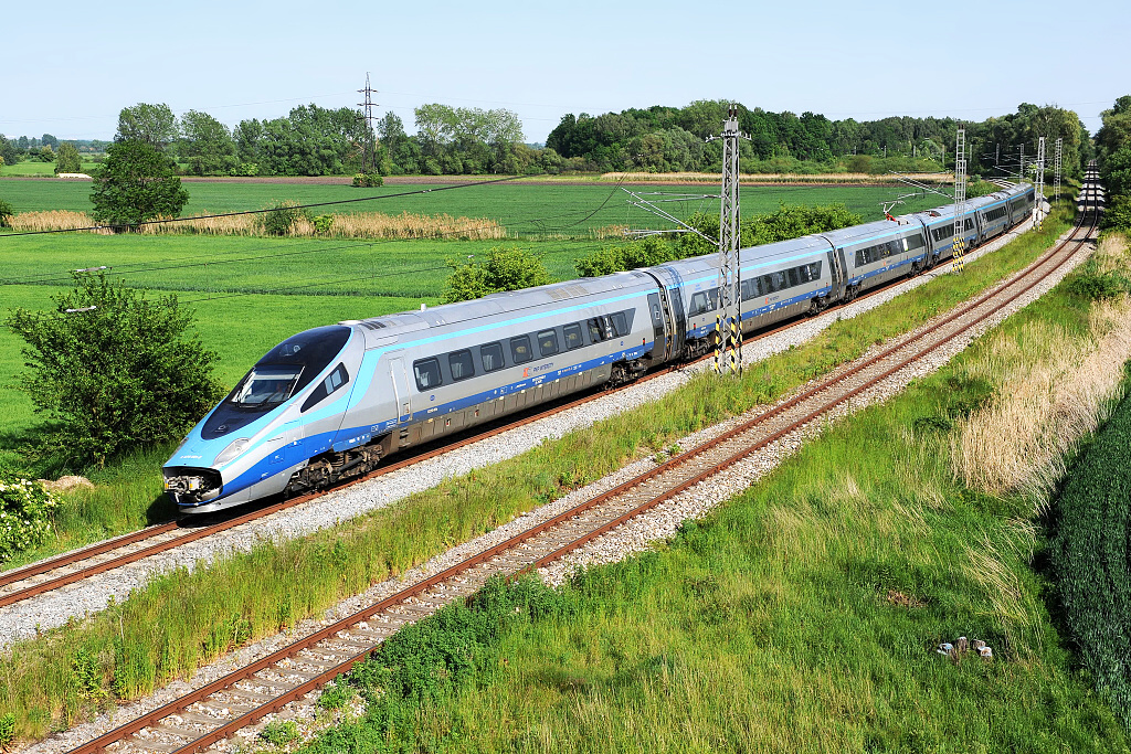 A lengyelek az emelt sebességű Pendolino-vonatokkal mutatják a vasút jövőjének irányát (kép forrása: vladanfoto.cz)