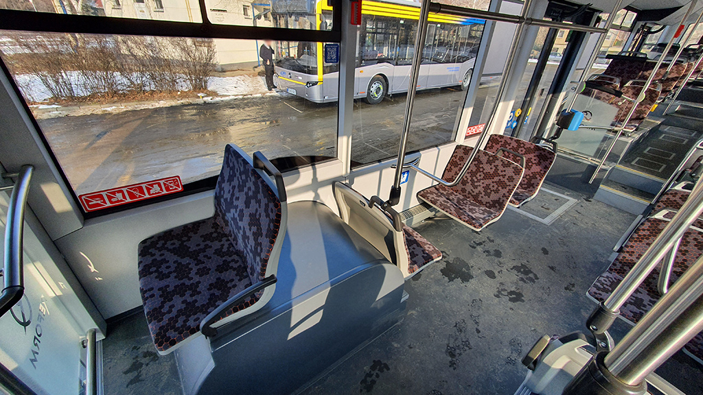 Szimpla ülések egyáltalán nincsenek a buszban, csak duplák, és - az első két ajtó között, a jobboldalon („rendezői bal”) – másfelesek