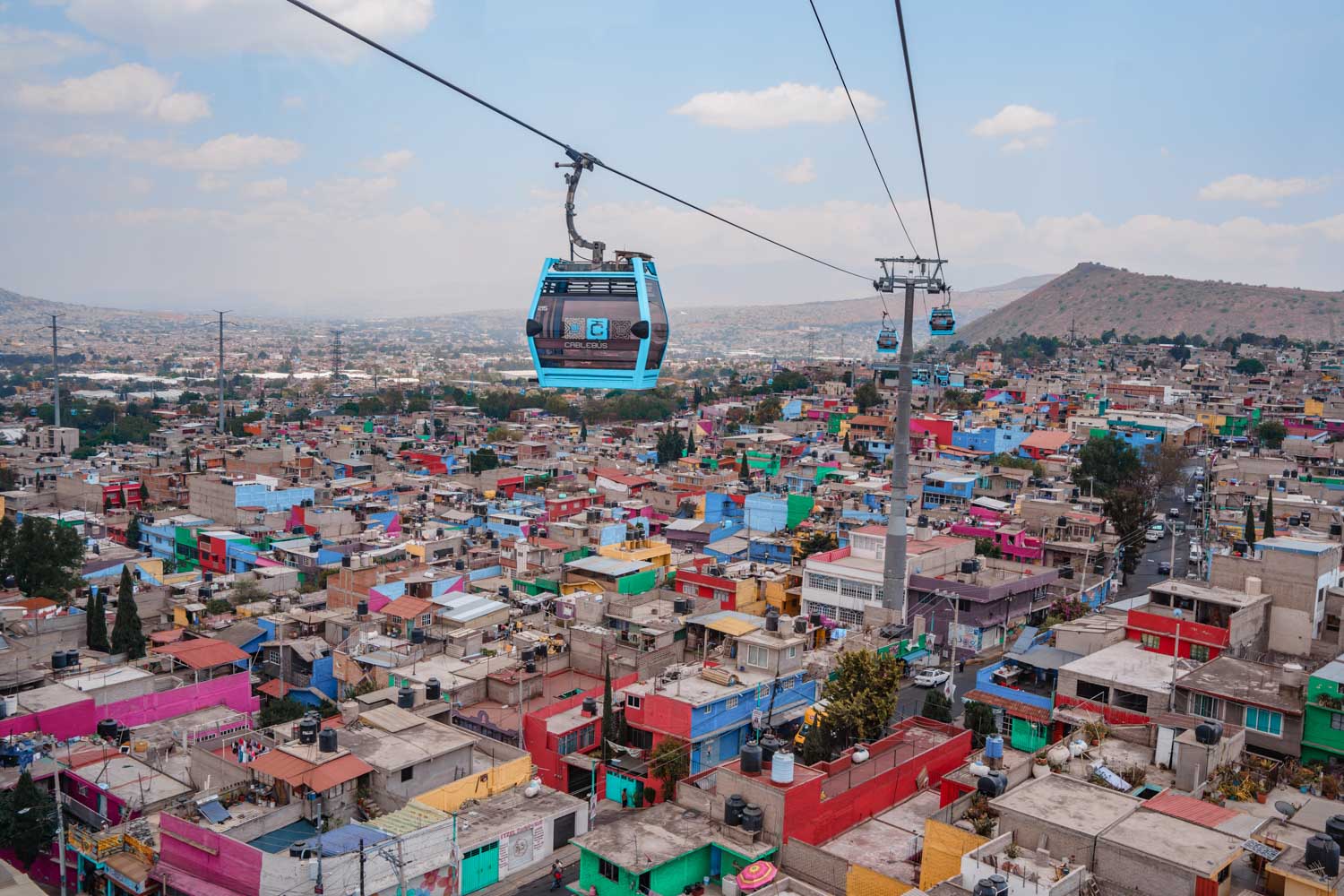 Cablebús 1, magasan a város felett
