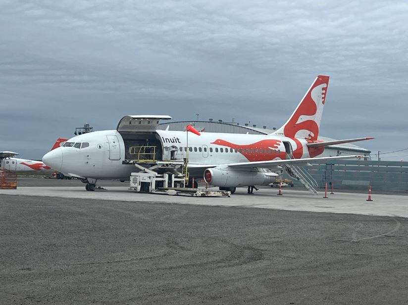 Puvirnituq, rakomány elhelyezése a cargo-ajtón keresztül 
