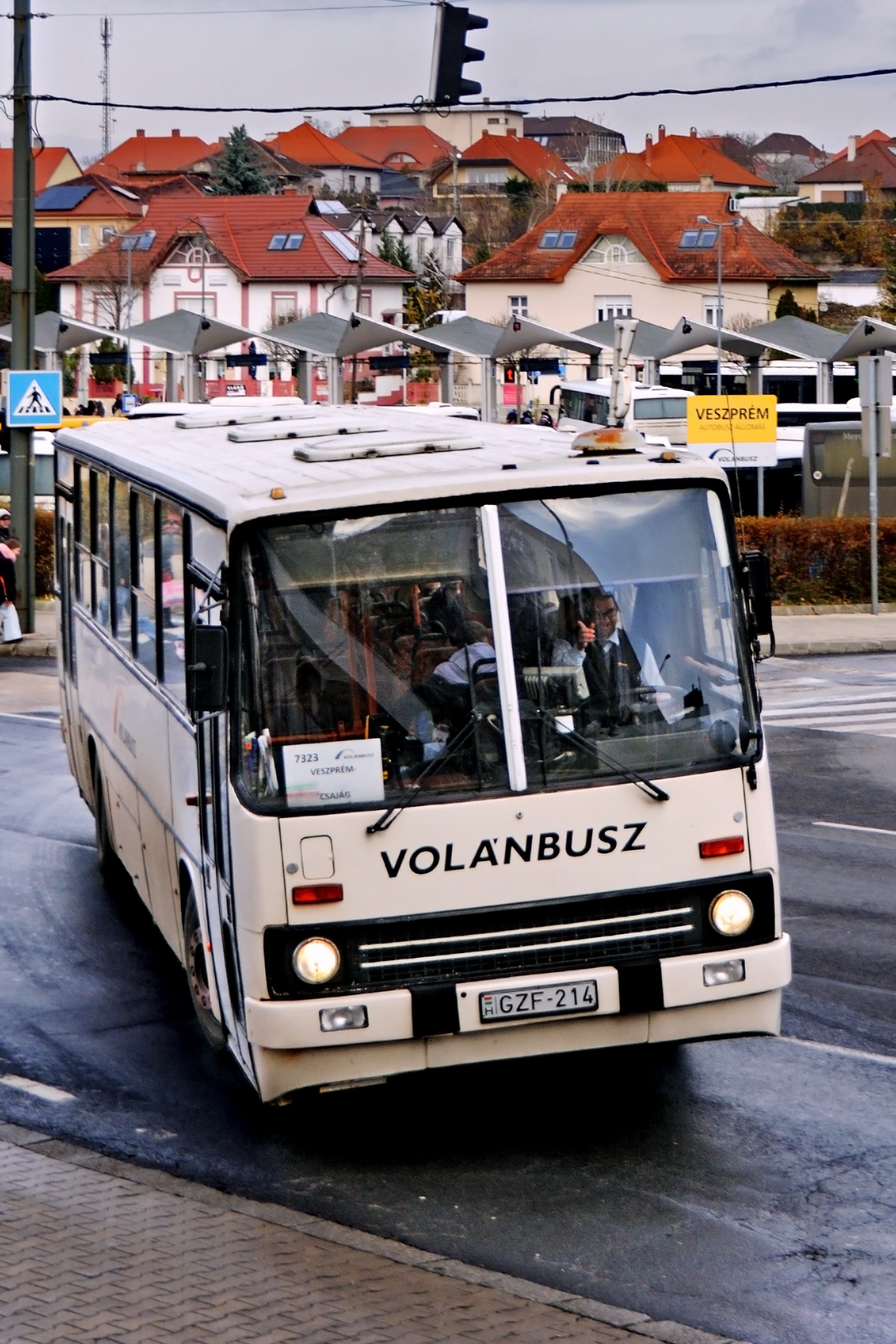 Stílus. GZF-214 indul Csajágra lelkes sofőrjével