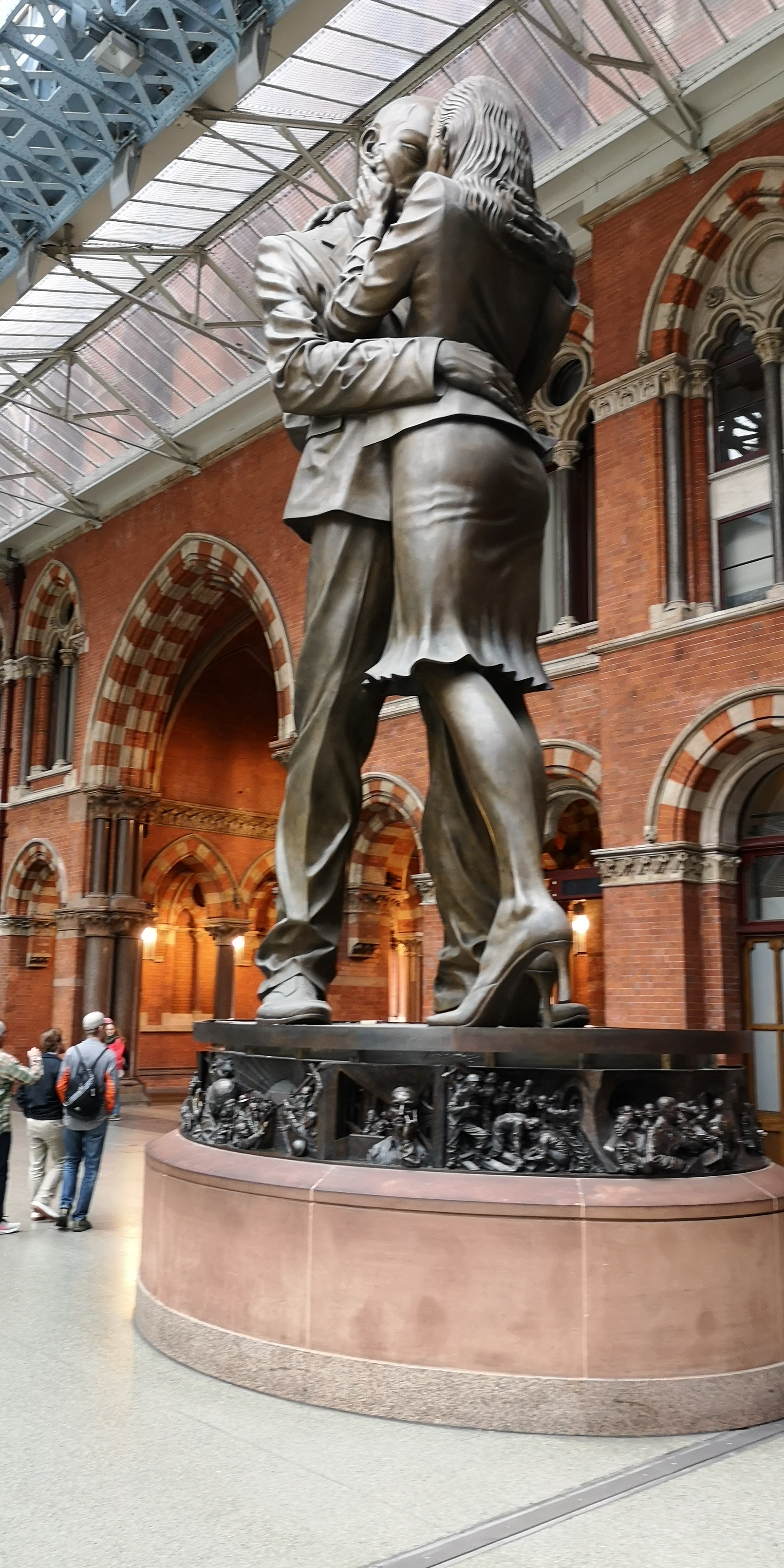 London, St Pancras, Paul Day bronszobra, a The Meeting Place (fotó: thf)