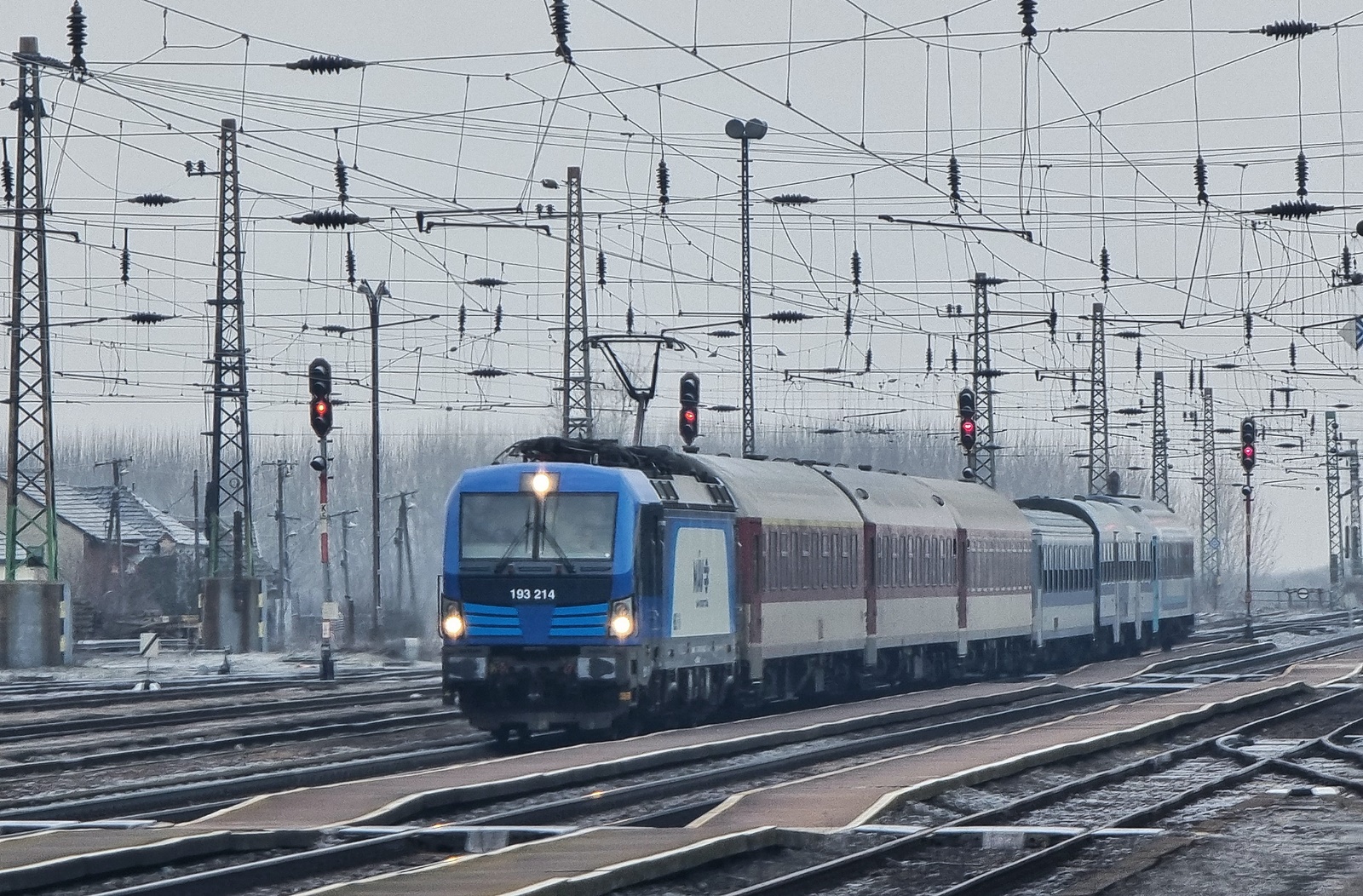 A MÁV első forgalomba állított bér-Vectronja Kál-Kápolna állomáson halad át első hivatalos személyszállító vonatával, az IC182-vel (fotó: Horváth Krisztina)