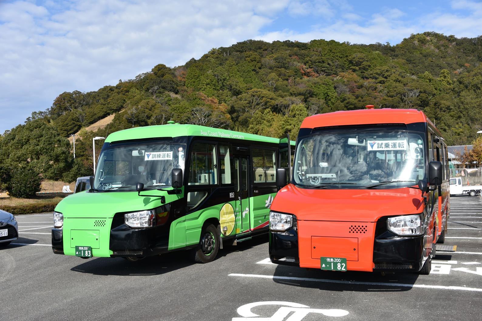 A Toyota által épített, kétéltű buszok a síneken és az utakon is egyaránt otthon érzik magukat (képek forrása: Railway Gazette)