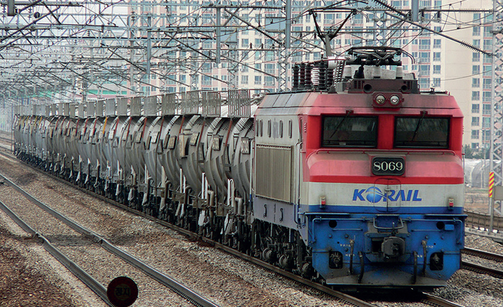 A koreai 8069-es gép hordósvonattal. Pályaszámából ítélve a három változatban gyártott mozdonyok második építési etapjában, 1976–77-ben készült
