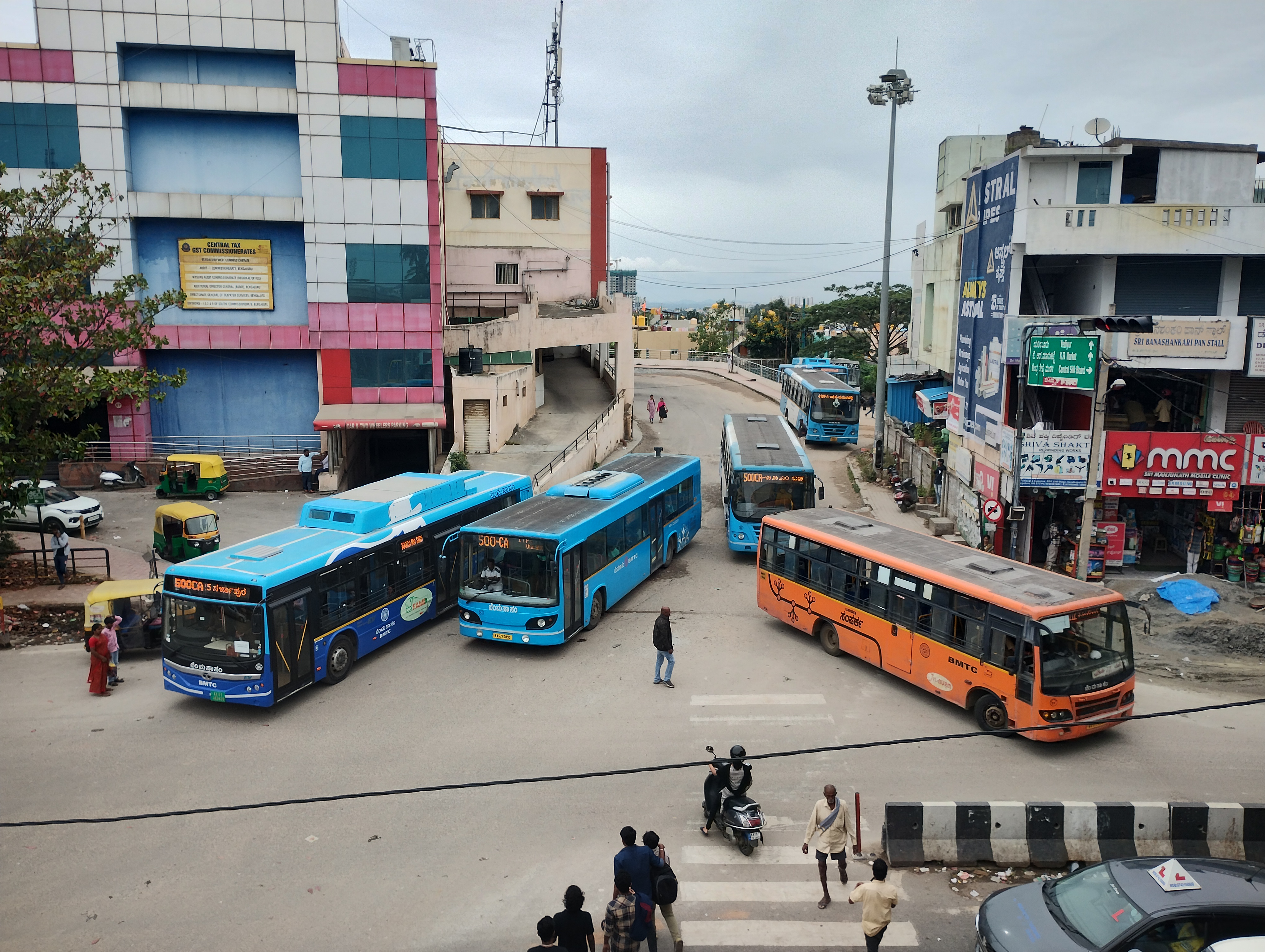 Busz busz hátán a bengalurui Banashannari kereszteződésben