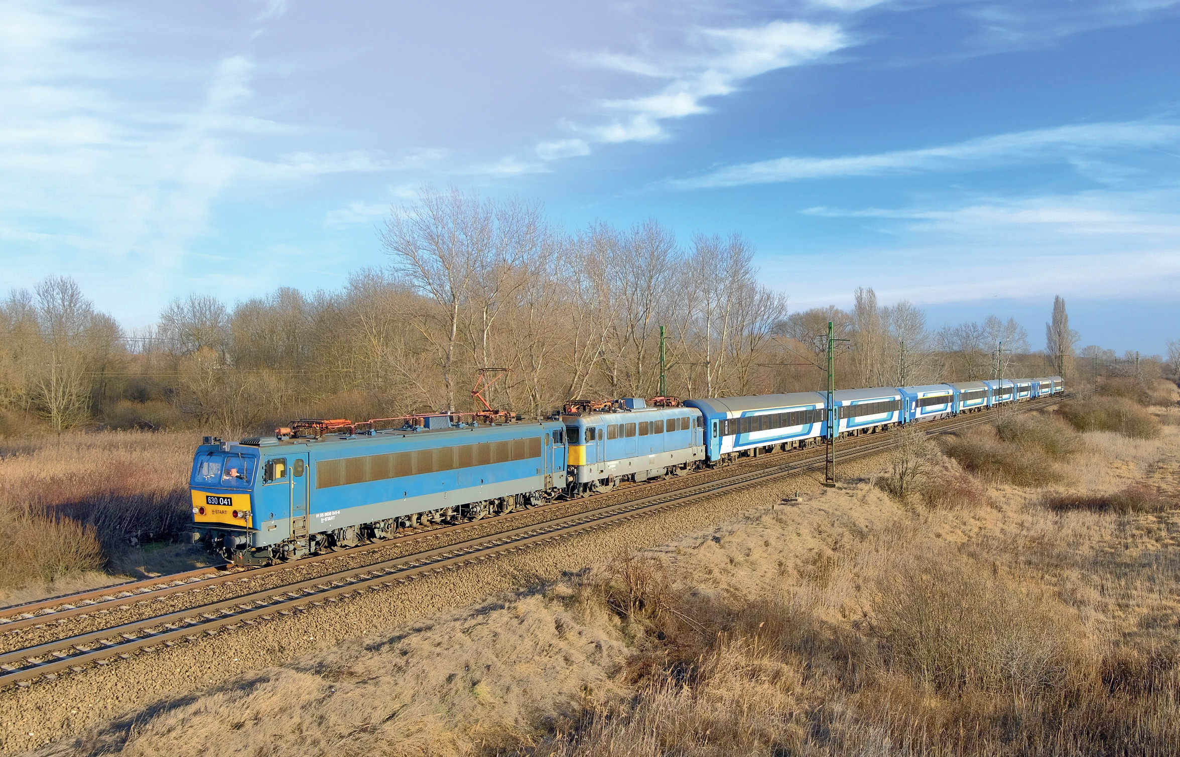 Kifogástalan. A Tisza-Szamossal ellentétben a január 4-én Nyíregyházáról indult 605-ös Nyírség IC egységes benyomást keltett. A vonat éppen Vecsés magasságában dönget egybevágó, új színtervű kocsikkal, két igazi magyar mozdonnyal az élén (fotó: Balázs Zsolt)