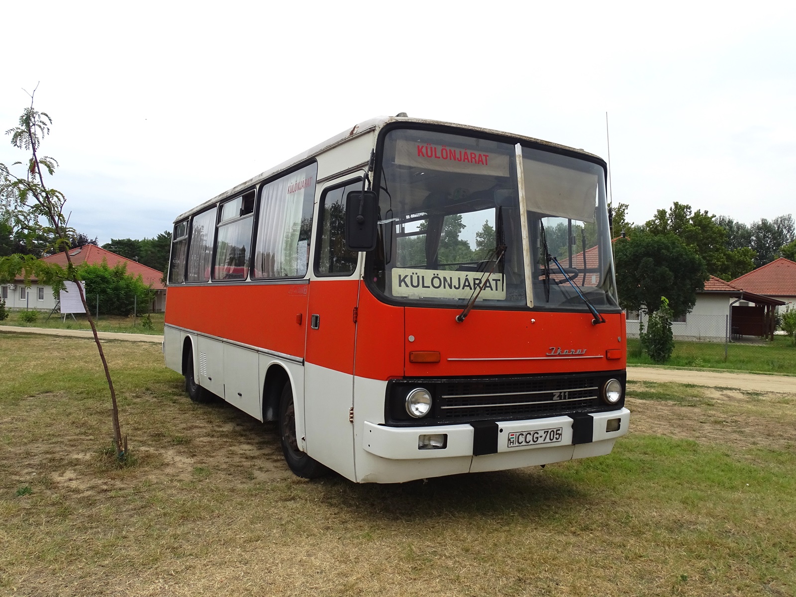 Az enyingi Kabóka Lovaspuszta Kft. 1987-es évjáratú Ikarus 211.01-ese. A midi 1991-től a kétezres évek elejéig a bagi Petőfi MGTSZ-nél, majd jogutódjánál szolgált