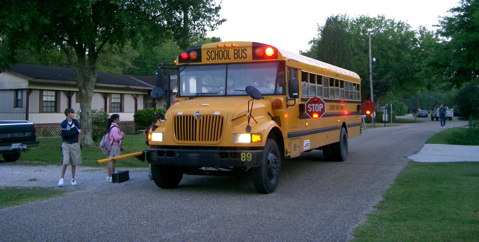 Csőrös IC CE (IC Bus CE Series) a nyolcvanas években a louisianai Thibodaux egyik iskolabusz megállójában. Érdemes megfigyelni a rengeteg figyelmeztető jelzőfényt, a busz oldalára felszerelt, más jármű elhaladását a megállás idejére tiltó stoptáblákat, valamint a terelőrudat, ami a diákokat hivatott megakadályozni abban, hogy a busz takarásából az úttestre lépjenek