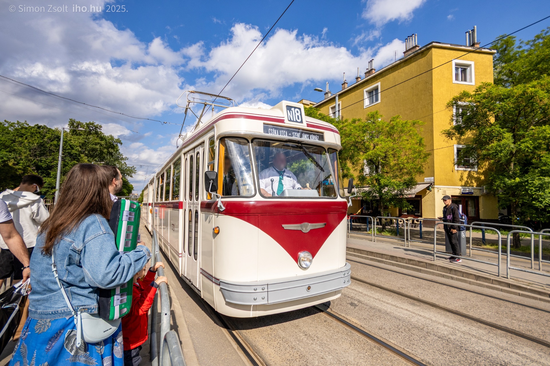 MXA a kézben, a Bengáli pedig a Csóka utcai végállomásról húz ki. Irány a kelenföldi kocsiszín deltája!
