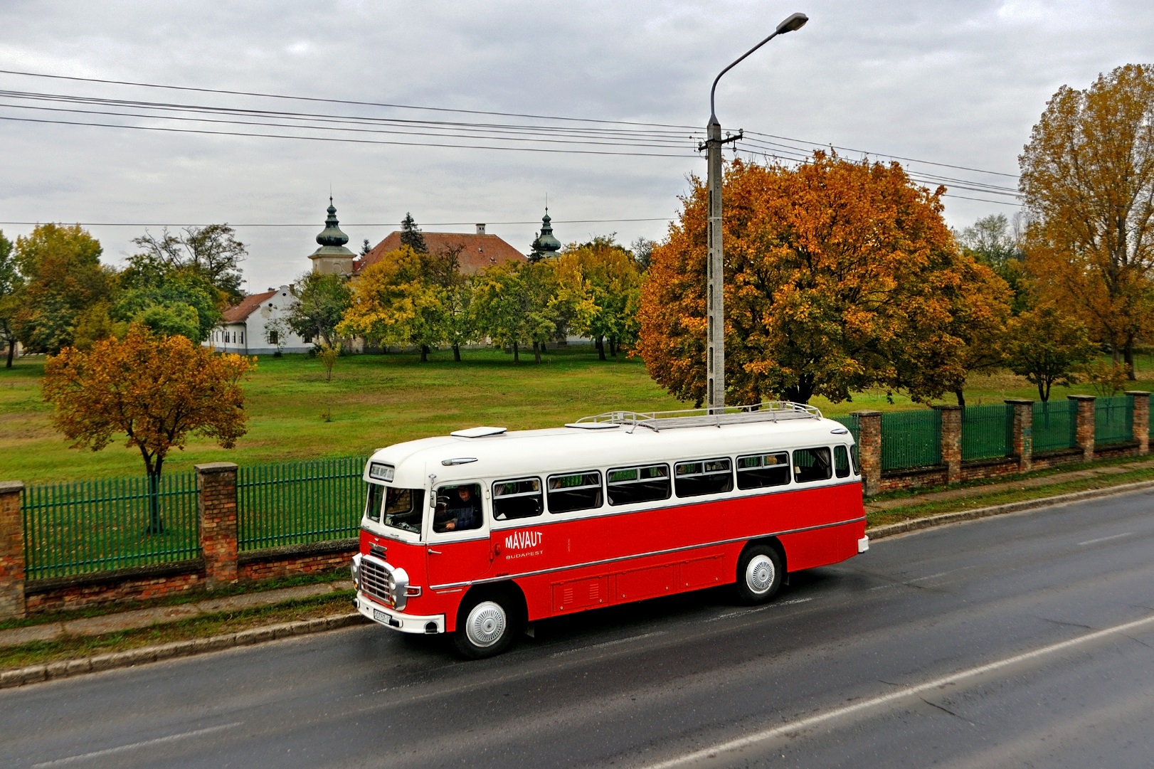 Pilis: pózolás a Beleznay-Nyári-kastély előterében