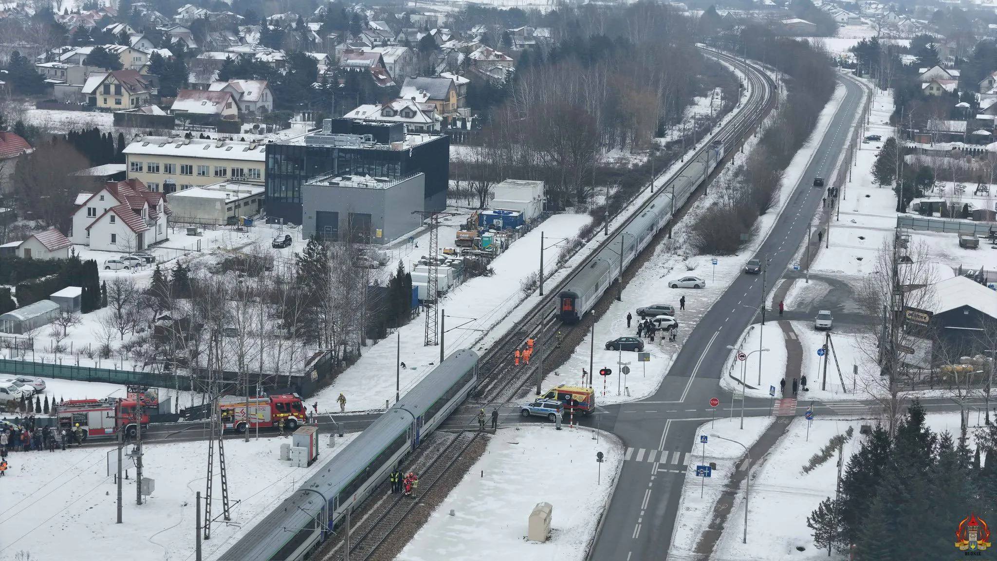 Egymás után két intercity is elgázolta az útátjáróban ragadt autót (kép forrása: OSP Błonie / x.com)