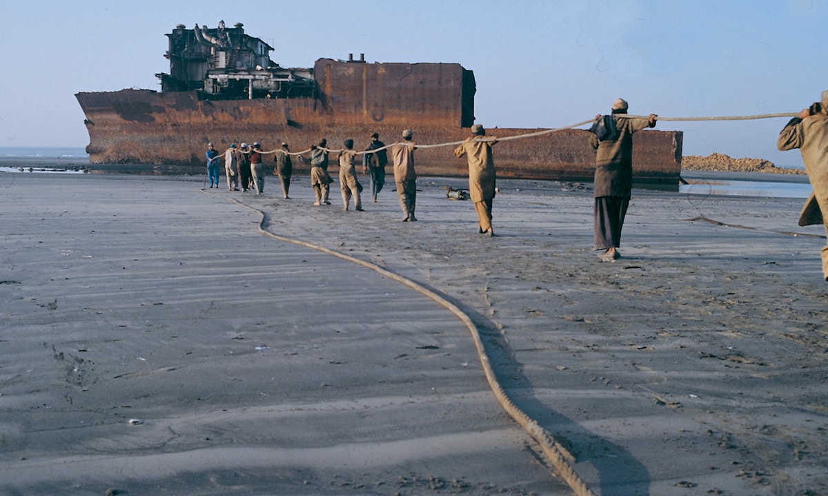 A Gadani Hajóbontó a világ harmadik legnagyobb hajóroncstelepe Pakisztánban, egy tíz kilométer hosszú fövenyes tengerparton található. A telepet 132 hajóbontó parcellára osztották fel. A hajók általában legnagyobb sebességük felével, nyolc–12 csomós sebességgel futnak partra. Kifuttatásukat megkönnyíti, hogy az Arab-öböl vize arrafelé gyorsan mélyül, nem kell különleges magas dagályra, spring tide-ra várni (fotó: White Star/Arif Mahmud)