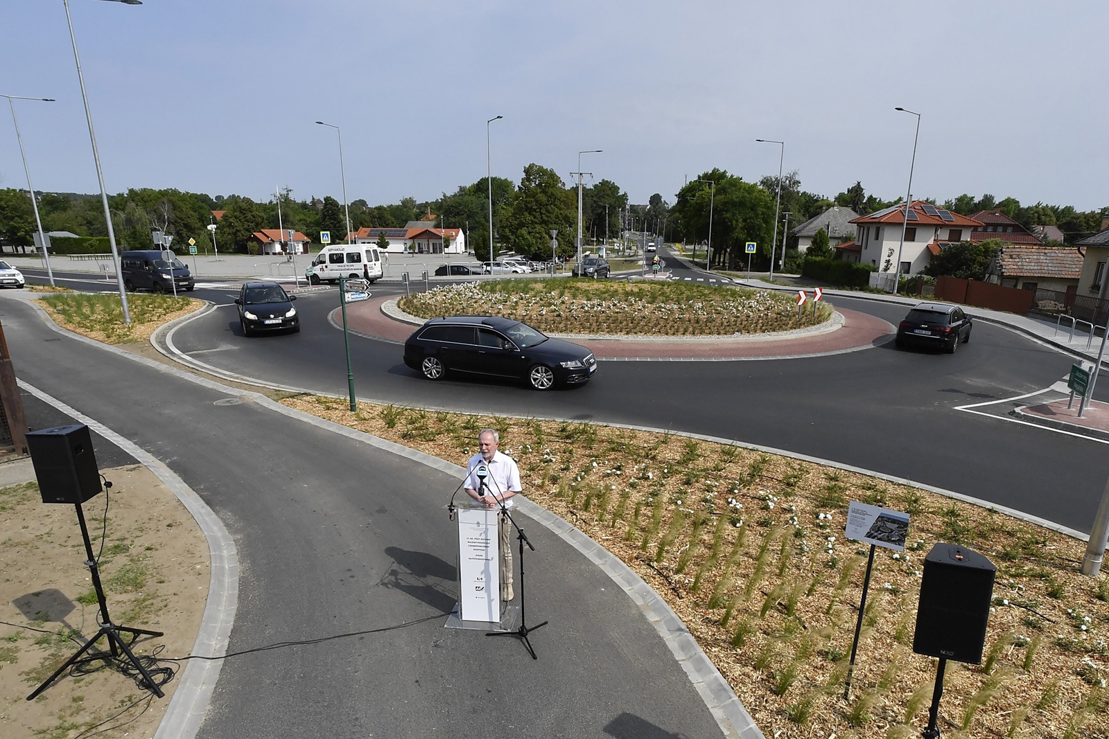 A 31-es főút új körforgalmának átadása Sülysápon (fotó: MTI / Lakatos Péter)