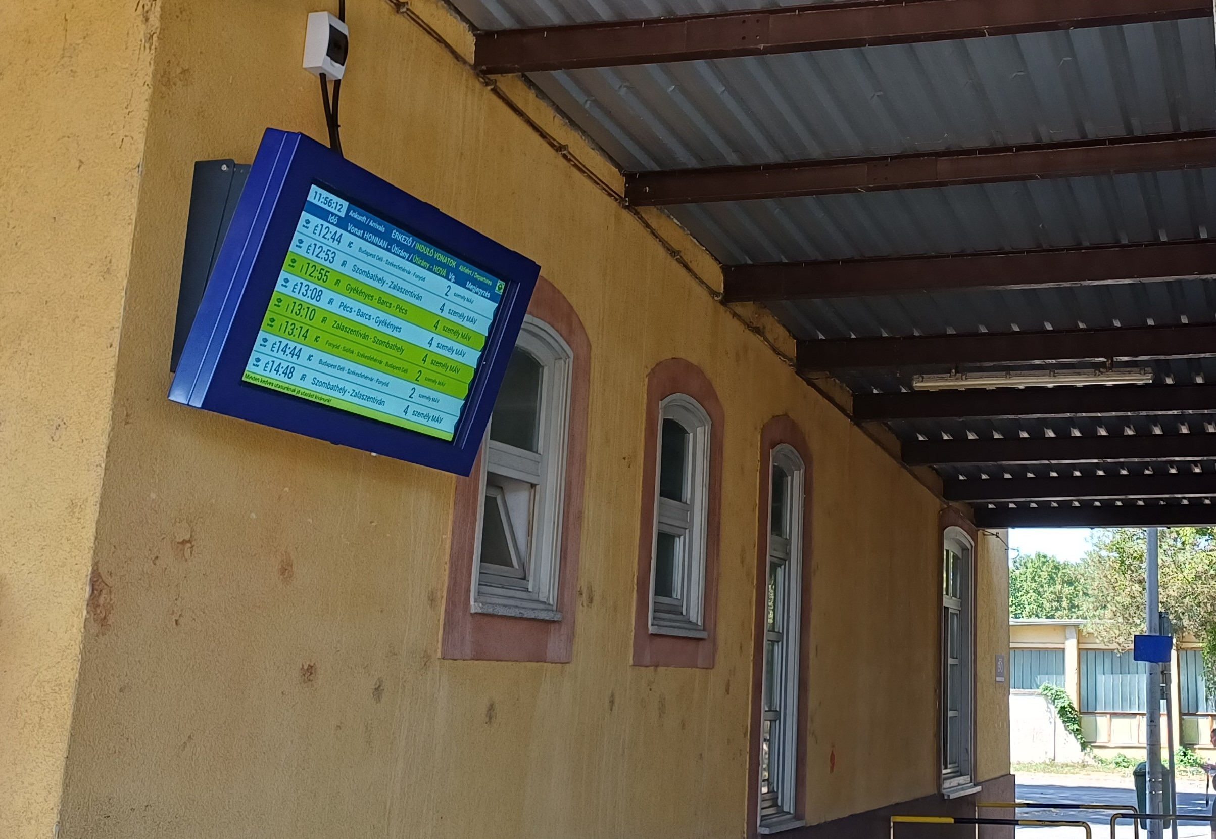 Nagykanizsán az átjáróba telepítettek monitorokat (kép forrása: GYSEV Zrt.)