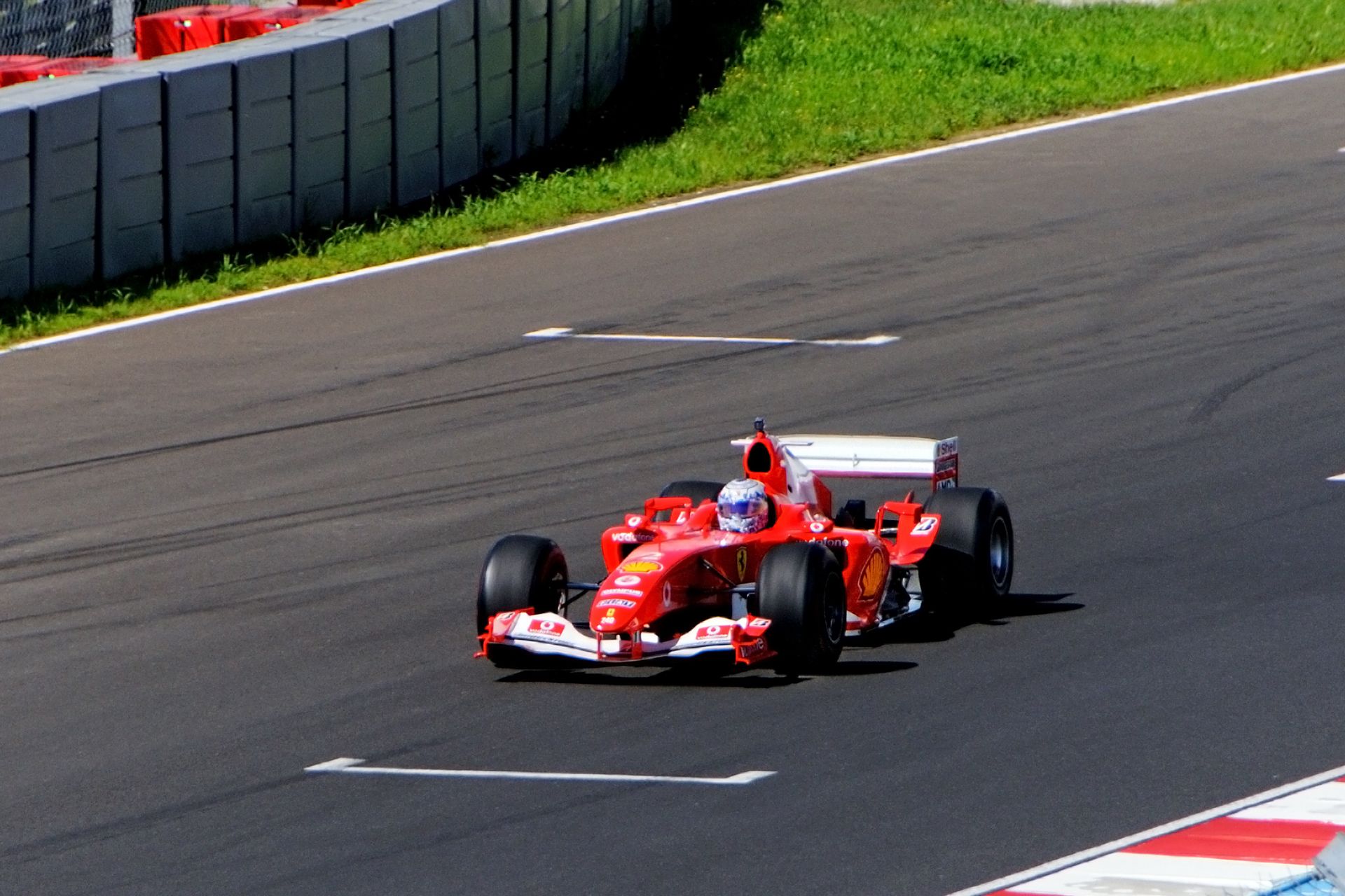 A szemfülesek láthatják, hogy a 2004-es modell bizony nem Schumacheré, hanem Barrichelloé volt. Orrán erről árulkodik a 2-es rajtszám