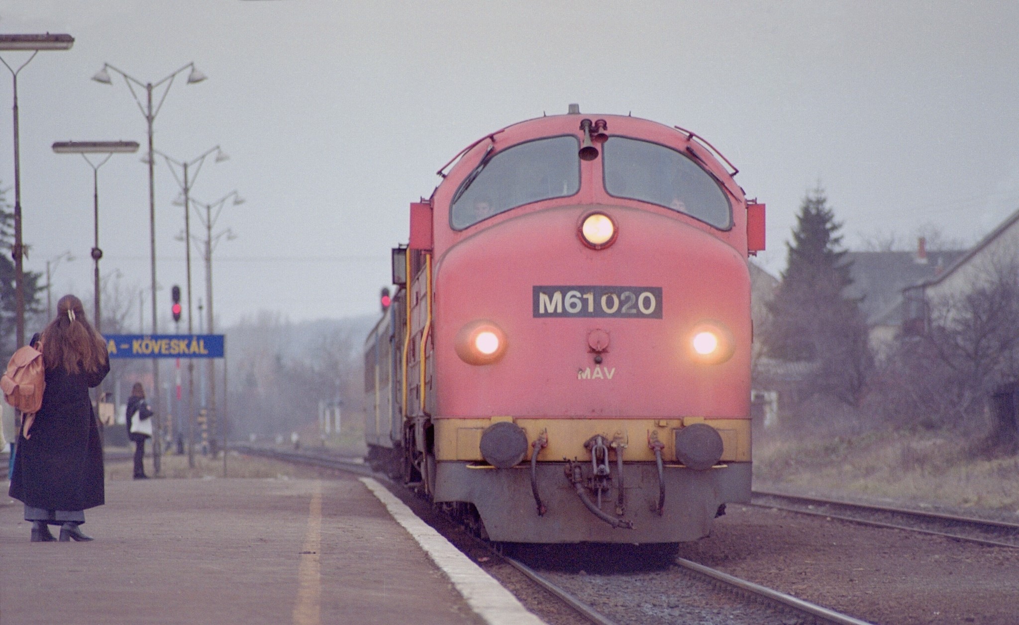 Ilyen könnyű terheléssel ritkán közlekedett Nohab az utolsó időszakban, de 1998 telén a 9745-ös személyvonat még a fordájukba tartozott. A 020 Zánka-Köveskálra gördül be 1999. január 24-én (fotó: Horváth Ákos)