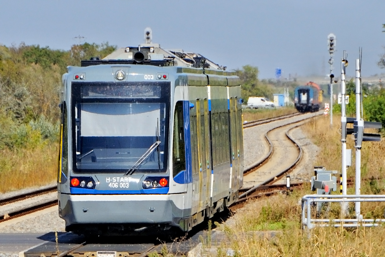 Verseny Algyőig. Jobb oldalt a 33128-as vasútvillamos száguld. Csak ő áll meg Algyő állomásán. Kisebb előnnyel előtte a békéscsabai személy élén a Ferrari becenévre hallgató 2142-es, és a Gyöngyszem becenevű 2171-es Csörgőkkel. Az utóbbi dízel a Hódmezővásárhelyi Népkerten pórul járt 2143-as Csörgő megsegítésére ment, visszavontatni szerelvényestül Békéscsabára. Így hiába is várhattam a 7725-öst Szeged határában. Kinek mit intézett a karmája... (a szerző felvétele)