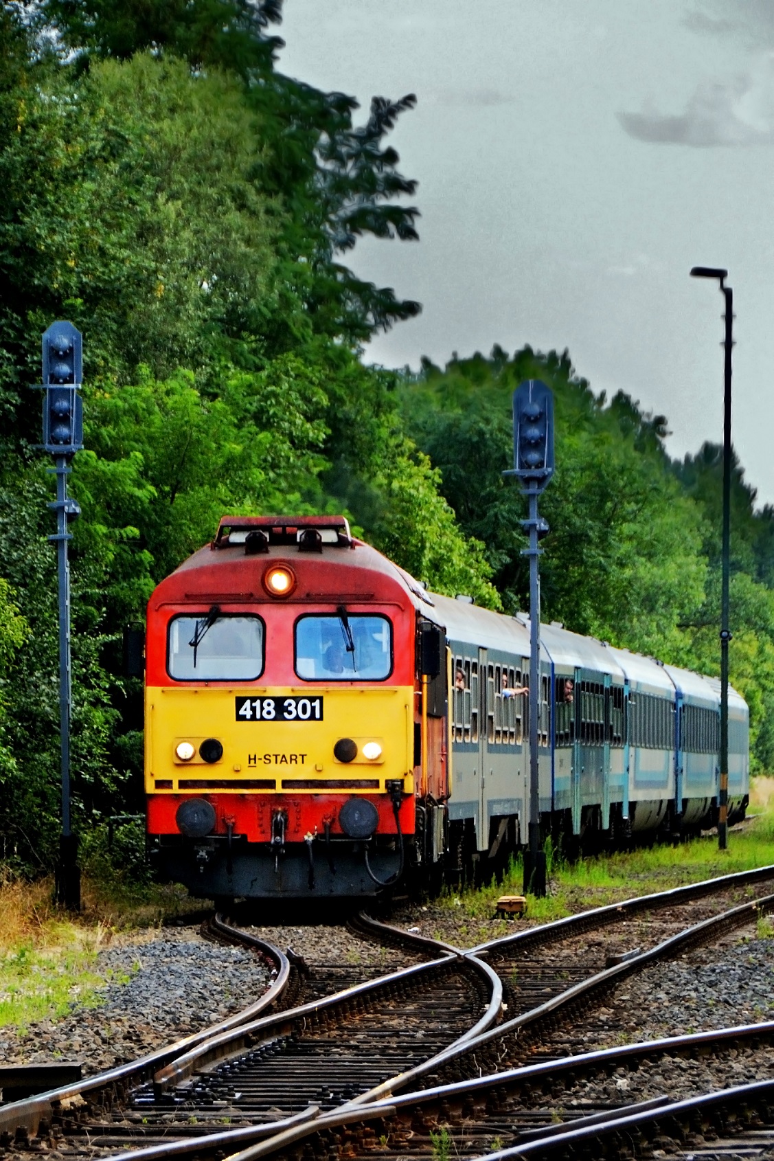 A 2301-es Csörgő (Hörgő) nem volt terv szerinti szereplője a retró hétvégének. Ám ha csak rövid időre is, egy vonalon szolgált a legfiatalabb és a legidősebb Csörgő. A 2301-es a maga 42 évével a MÁV-Start legfiatalabb dízelmozdonya is jelen állás szerint. Képünk Badacsonytördemicnél készült