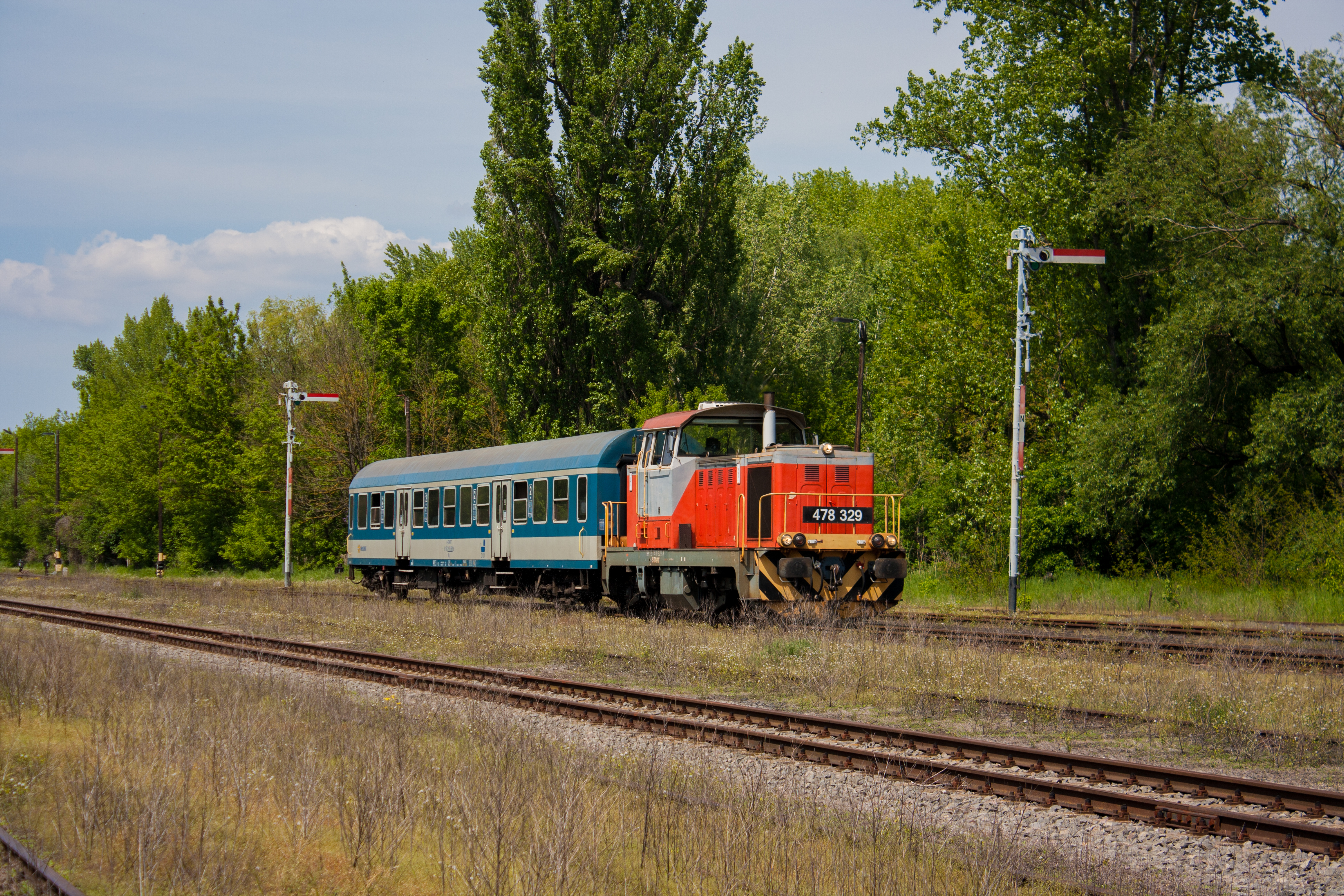 Az 5-ösön a helyzet változatlan? A folyamatos járműhiány és műszaki hibák miatt az 5-ös számú, Székesfehérvár–Komárom vonalon időről időre változatos szerelvényekkel lehet találkozni a személyvonatokon. Előfordult már, hogy egy és ugyanazon a napon Bzmot, Desiró és Dácsia is dolgozott a vonalon. Felvételünkön a 329-es Dácsia érkezik a 34925-ös S150-es személlyel Bodajkra, 2023. május 5-én (fotó: Herczeg Gábor)