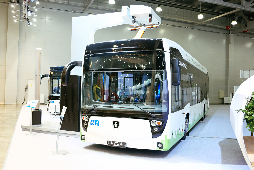 A tovább fejlesztett Kamaz-6282 városi busz, áramszedős gyorstöltéssel