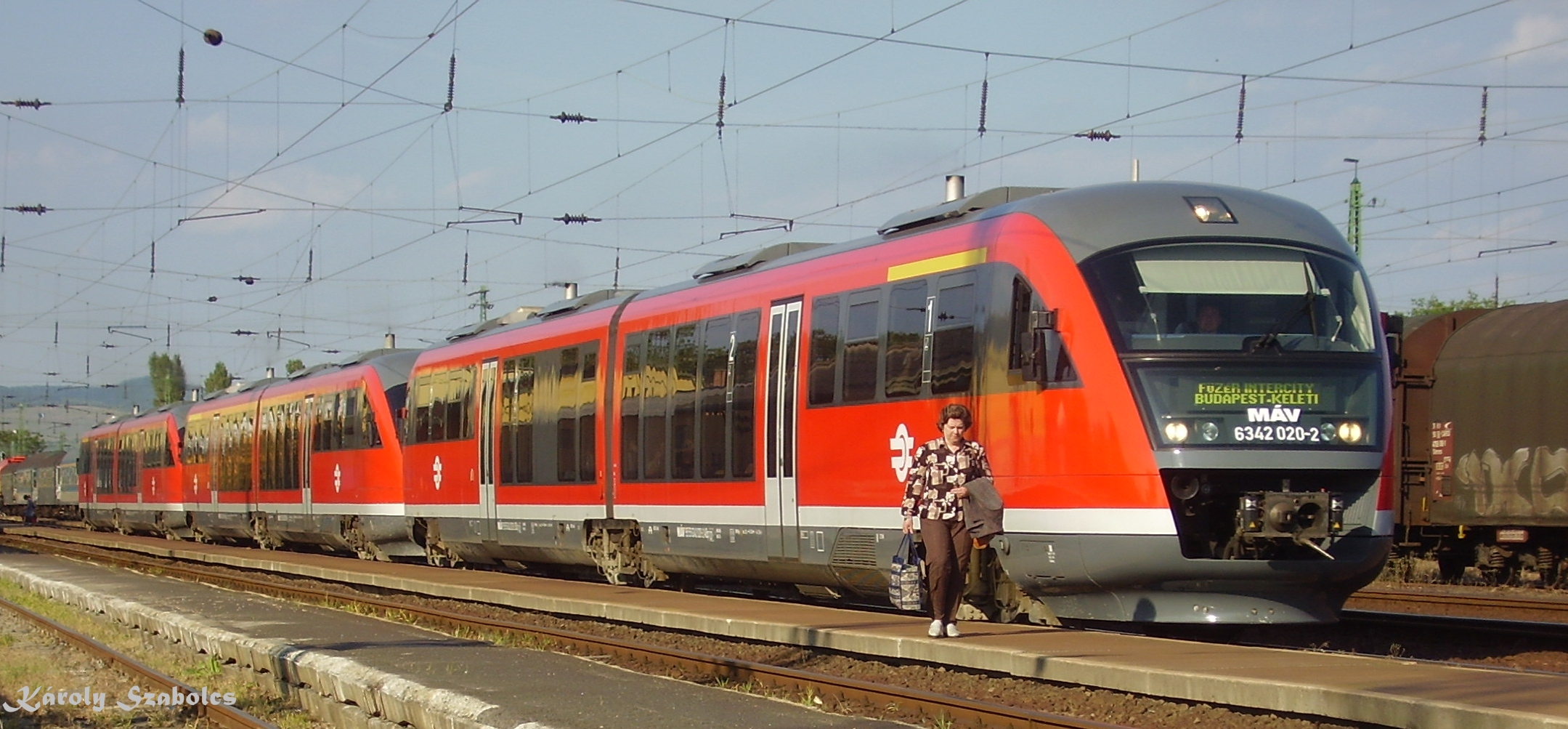 A Siemens-motorkocsikat egy időben hétvégenként Sátoraljaújhelyre is elküldték, Zemplén és Füzér Intercity-ként. A szerző felvétele 2007. május 13-án készült Szerencsen
