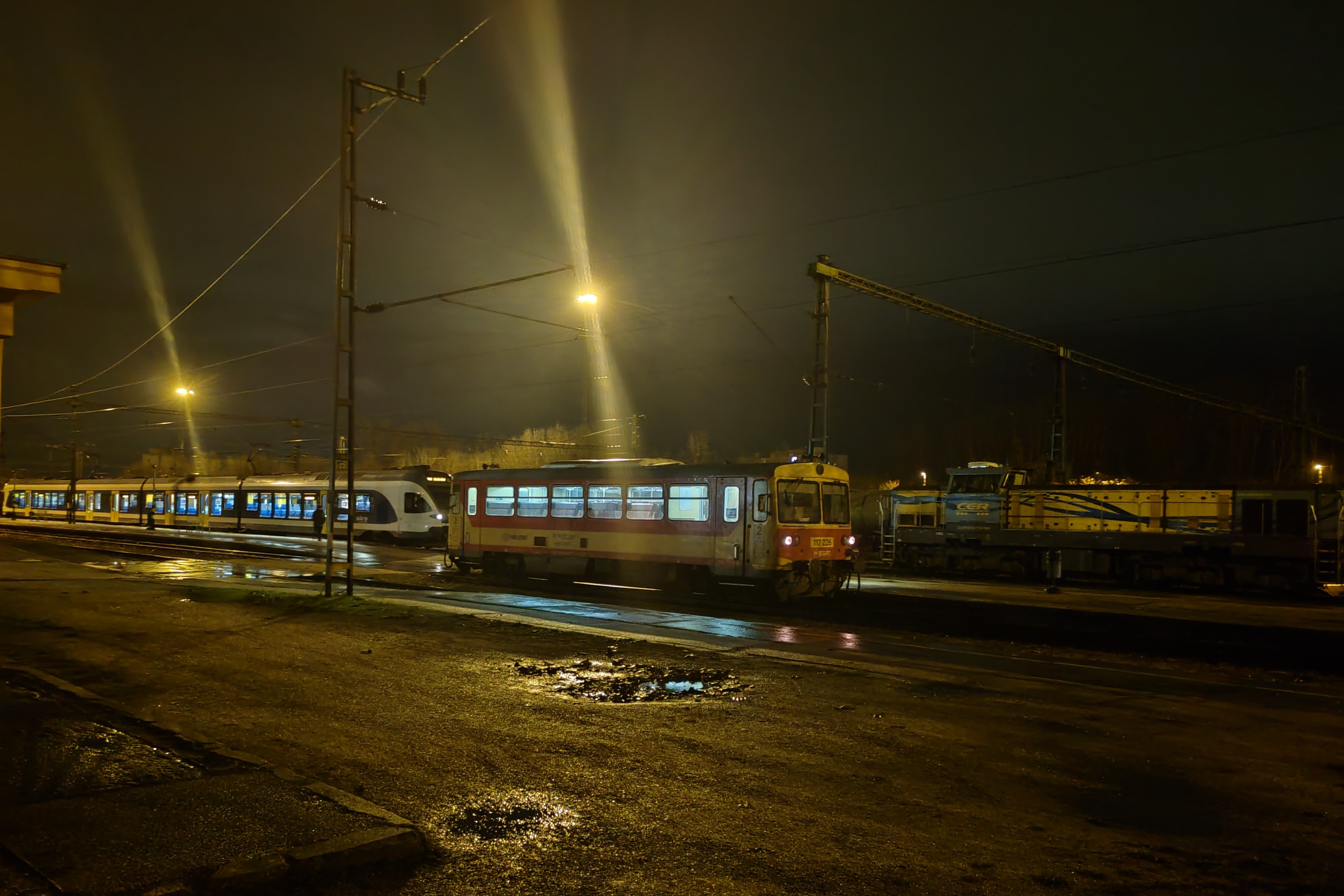 Az állomás, ahol az utasforgalom előtt megnyitott területet mindössze a térvilágítás reflektorai világítják be, de a vasúthoz kötöttek magabiztosan botorkálnak a vonatukhoz. A 226-es Bzmot befűtve, Dunaújvárostól Simontornyáig csupán e sorok írója utazott a bizonyos körökben Majomringatónak nevezett motorral. A név a 43-as vonalon amúgy nem ragadt volna a motorkocsira, a vonal ugyanis jól ápolt (egy elkapott pillanat az ütött és kopott szélbeállós Nagykarácsony megállóhelyen: a menetrend hibátlanul kihelyezve, a szemetesben friss műanyagzsák száját cibálja a hajnali szél), a nyolcvanas pályasebesség közepette a jegyzetelés gond nélkül lehetséges a vonaton, hosszú napokkal később is minden további nélkül felismerhetők a papírra vetett, azért egy kicsit esetlenül kalligrafált szavak. A vonalon jelentős a teherforgalom, de 5.44-kor, már a 40-es vonalon csak személlyel, a Rétszilason jobbról beelőző, harsány vörös zárfényű Sárbogárd–Bátaszék Bz-vel találkozunk