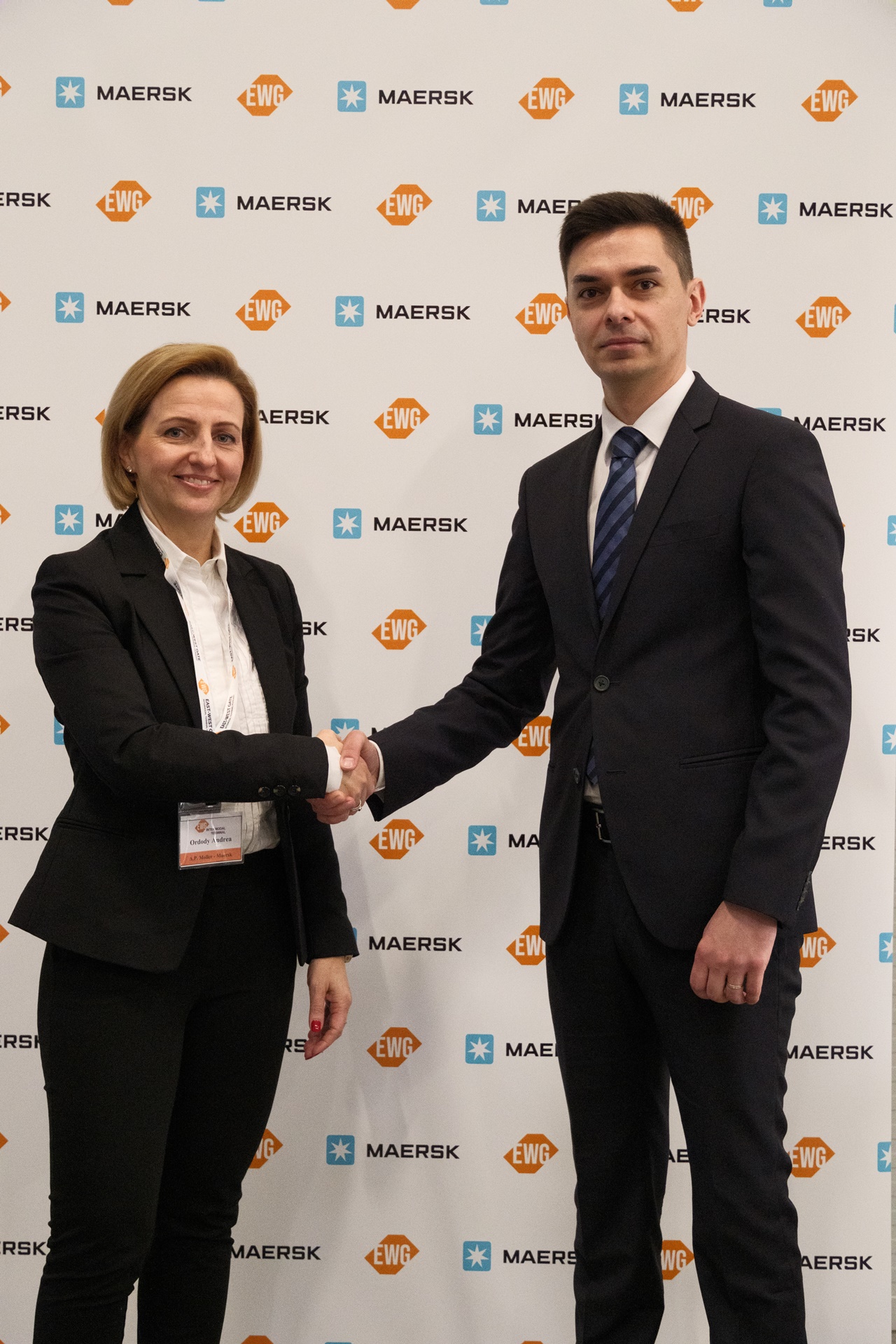 Ordody Andrea, a Maersk magyarországi irodavezetője (balra) és Roman Vinar, az East-West Intermodális Logisztikai Szolgáltató Zrt. vezérigazgatója (jobbra) (kép forrása: EWG)