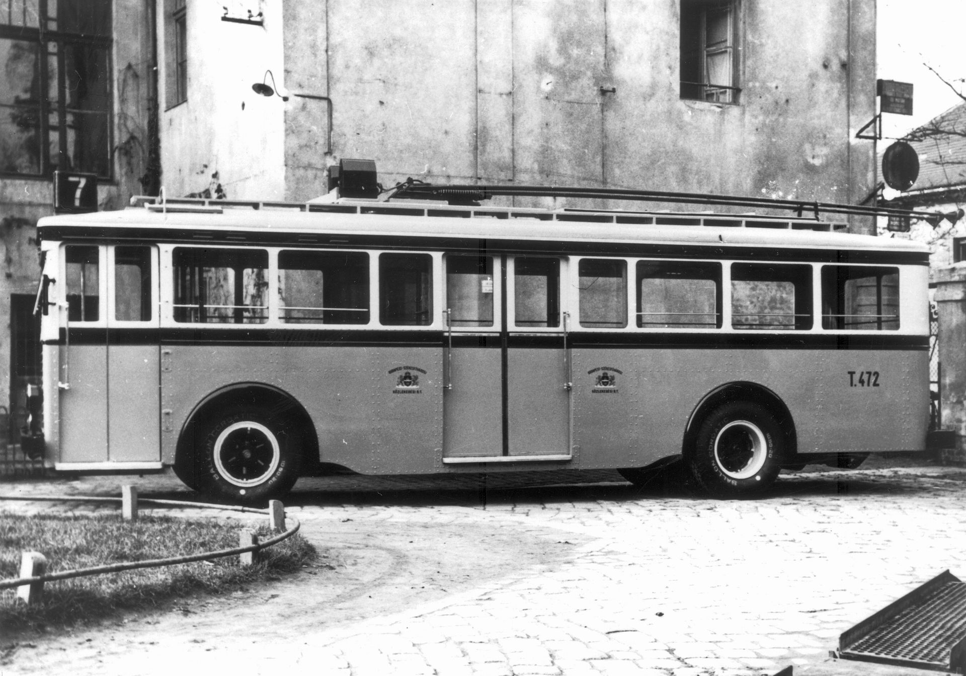 Az első budapesti trolibusz. 1933. december 16- tól közlekedett a Vörösvári út és az Óbudai temető között, 7-es számmal. Kattintson képünkre, nézzen régi trolis fotókat! (fotó: Fortepan)