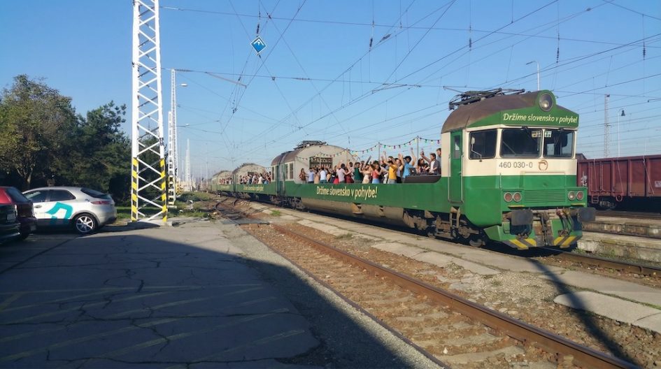 „…a vonatok önmagukban nem elegendők ennek az ambiciózus célnak az eléréséhez. A kritikus pont továbbra is az utasokra vonatkozik, hiszen ők vészhelyzetek és üzemzavarok idején a peronokon várakoznak, és nemkívánatos mértékű statikusságot mutatnak. Ezért a (szlovák) vasúttársaság David Guettával együttműködve átalakított, 460-as sorozatú egységeket telepít a csomóponti állomásokra. Feladatuk, hogy az utazóközönséget mozgásban tartsák akkor is, ha a szokásos járatuk késés miatt még nem érkezett meg a peronra.” Ezek után jön a használati utasítás, meg hál’istennek számos agyament gondolat, de azokat már olvassák el nyájas olvasók maguk, ám egy Tatra-Sound tételt azért kiemelnénk: „A zene tempója egyenesen arányos a késés hosszával.”