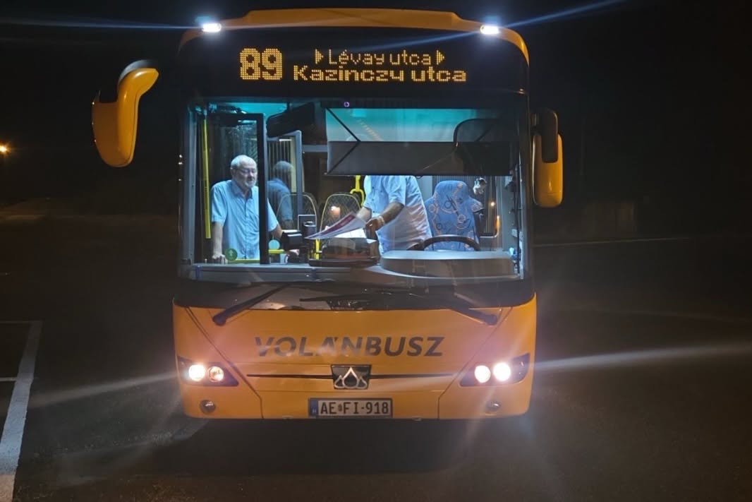 A vonatok visszatérésével egyidejűleg helyi, ráhordó MÁVBusz is elindult Tiszaújvárosban (kép forrása: Vitézy Dávid Facebook-oldala)