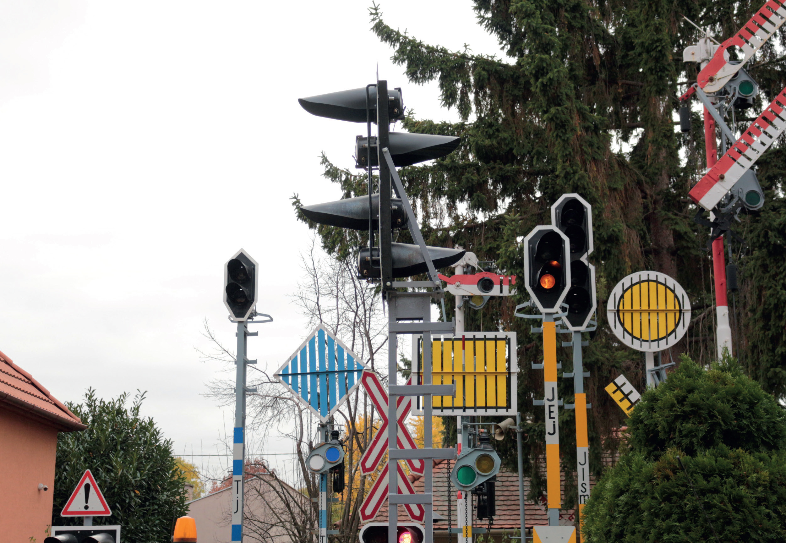 A jelzőpark részlete, előtérben az új jelző