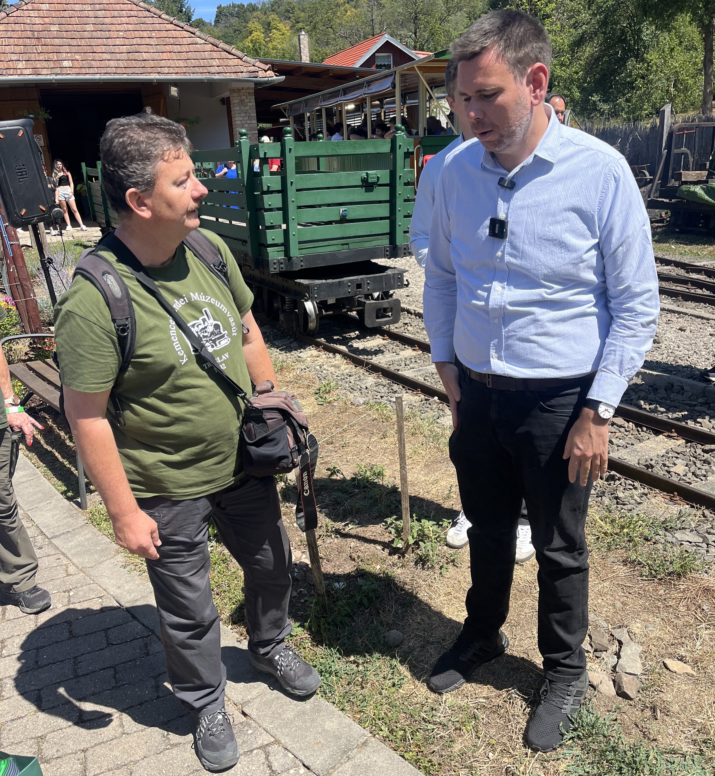 Vasútikonikusok egymás között. Vitézy Dávid közlekedési és beruházási miniszter, illetve Almási Zoltán, a Magyar Bélyeggyűjtők Szövetsége 10022. számú országos Vasútmotívum-gyűjtő Szakköre vezetője és grafikai tervezője több mint két évtizede ismerik egymást