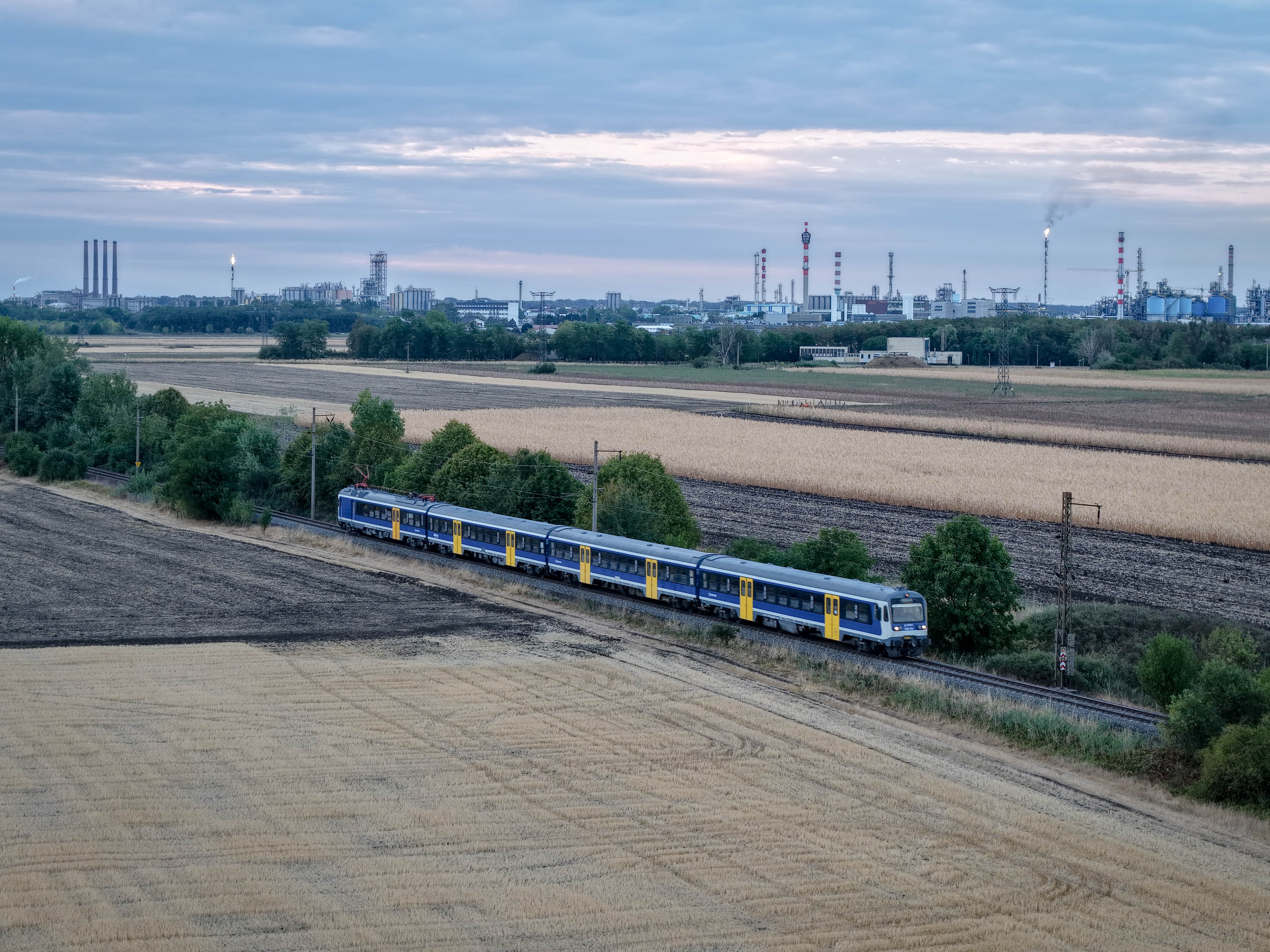 Tiszaújváros határában halad az egységesen új festésű járművekből álló kilences Hernyó (fotók: Nagy Tamás)