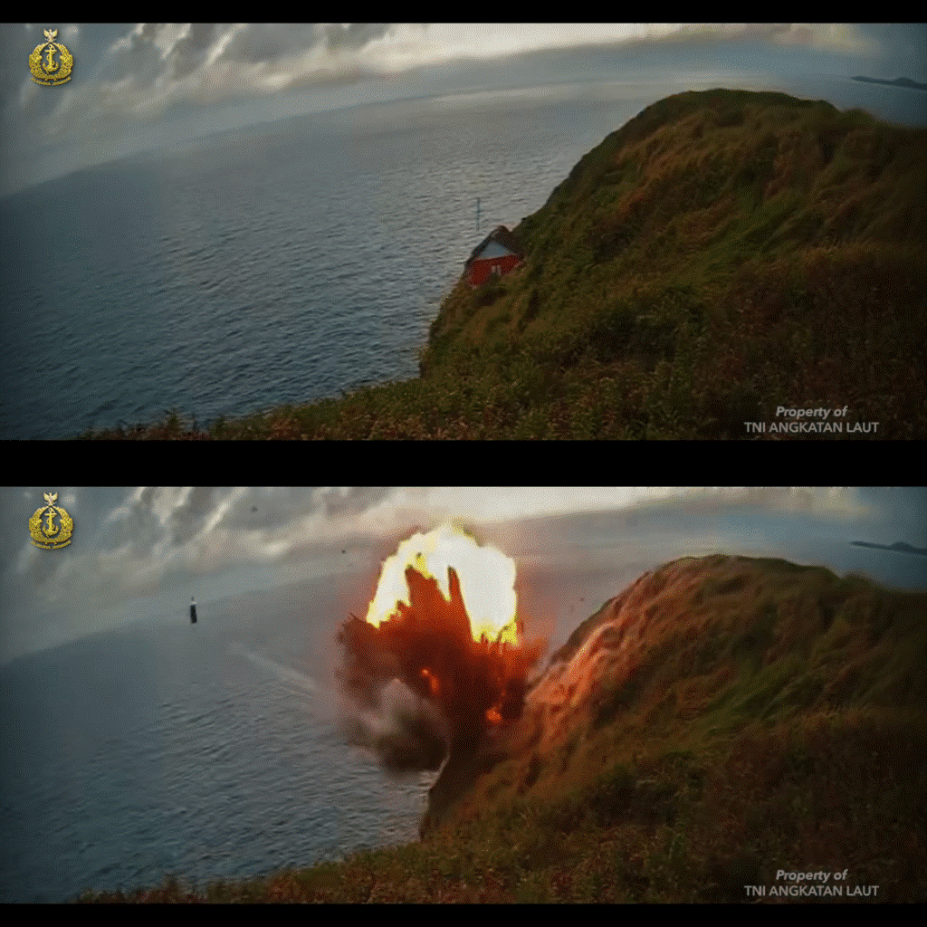 A rakéta becsapódása a Pulau Gundulon kijelölt célpontba (fotó: Tentara Nasional Indonesia-Angkatan Laut)